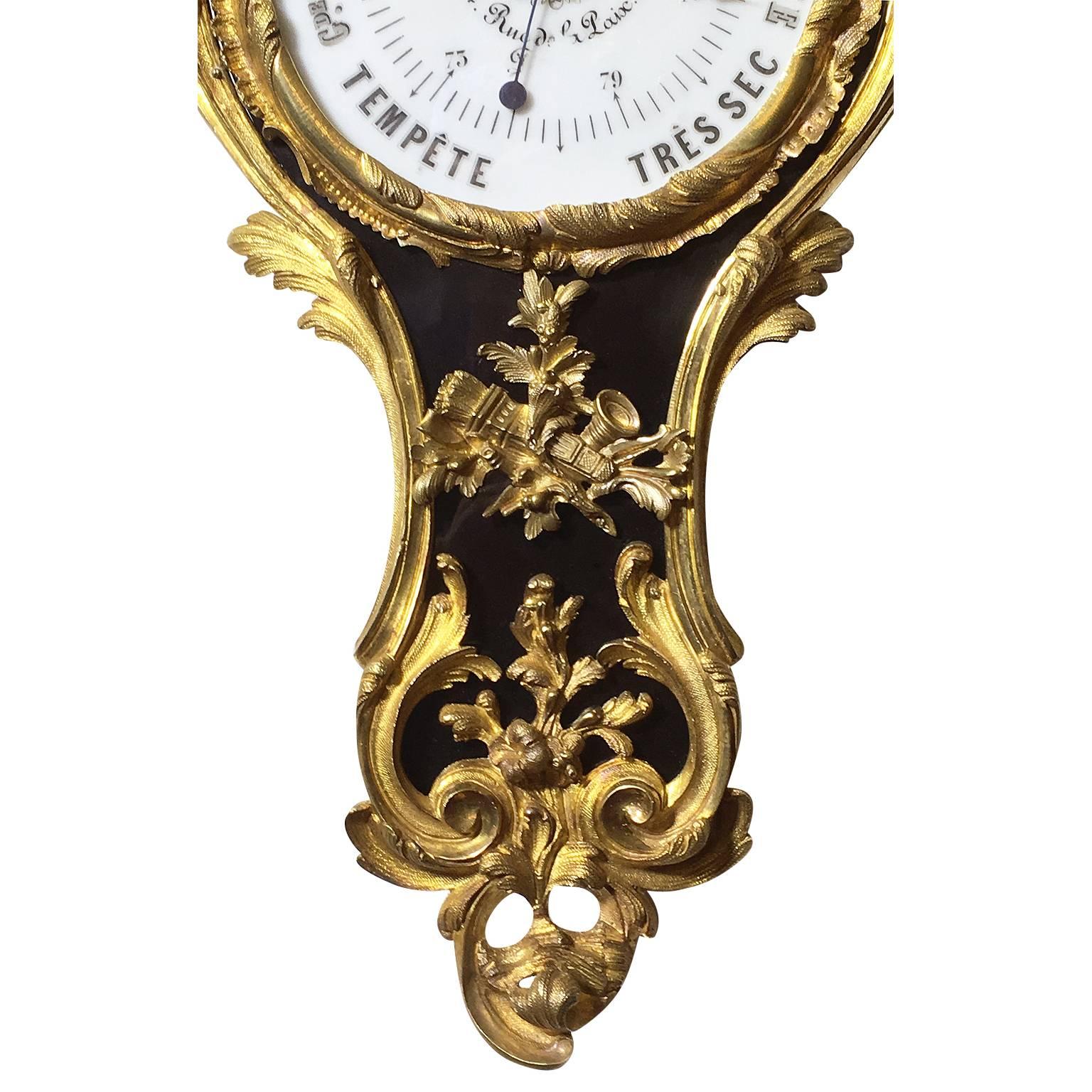 Français Paire d'horloges et de baromètres à cartel ébonisé de style Louis XV du XIXe siècle en vente