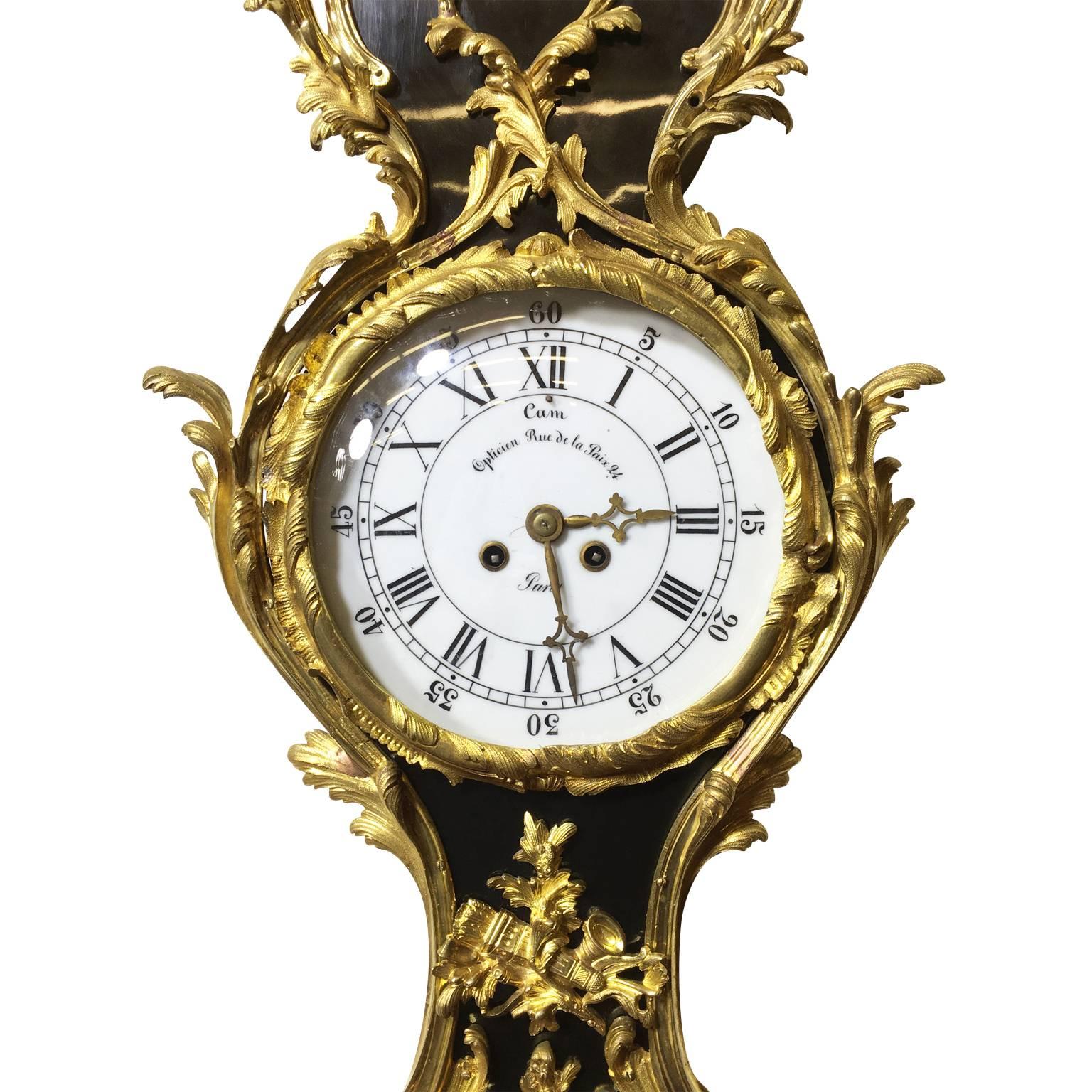 Verre Paire d'horloges et de baromètres à cartel ébonisé de style Louis XV du XIXe siècle en vente