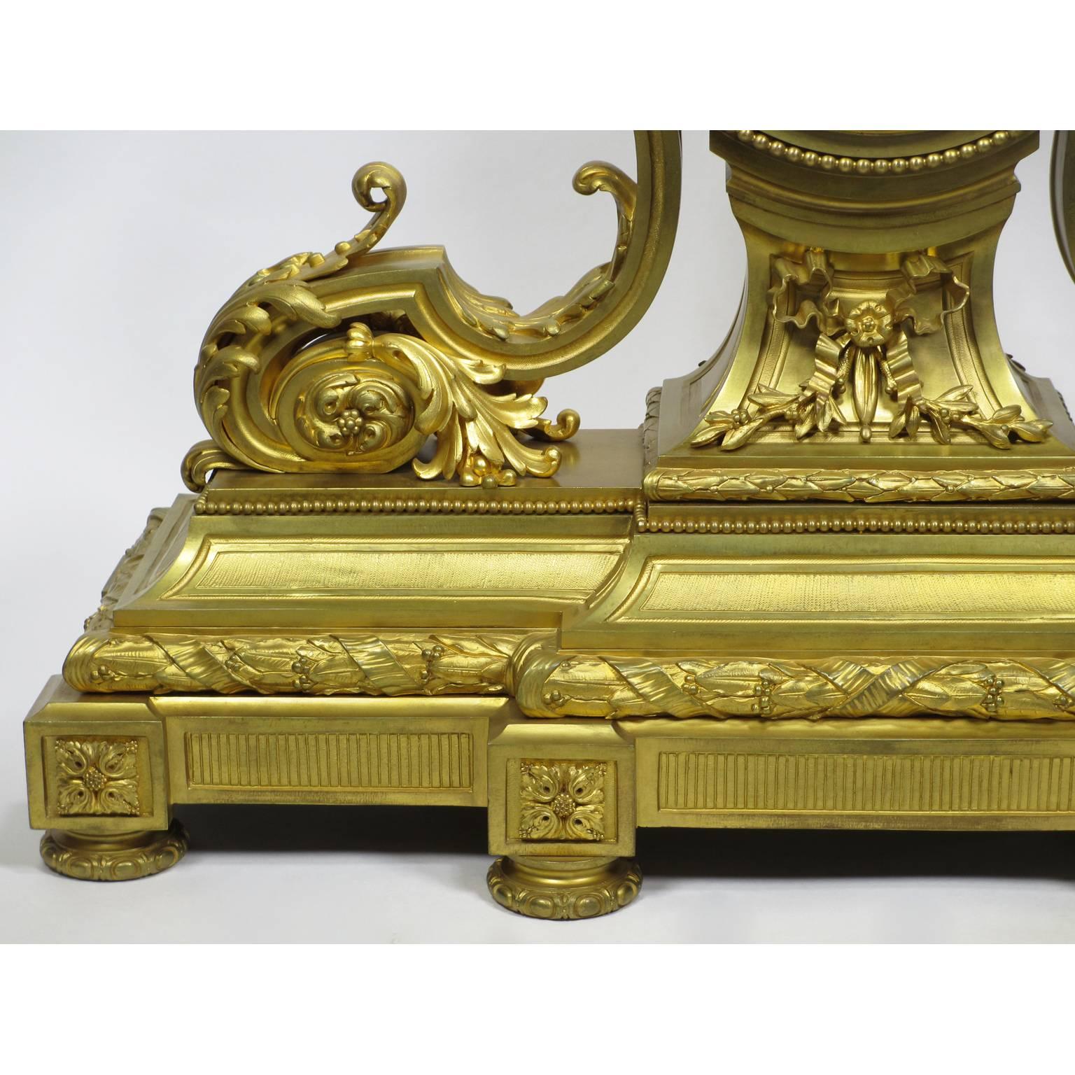 Doré Pendule de cheminée de style Louis XVI du 19ème siècle en bronze doré par Lemerle Charpentier en vente