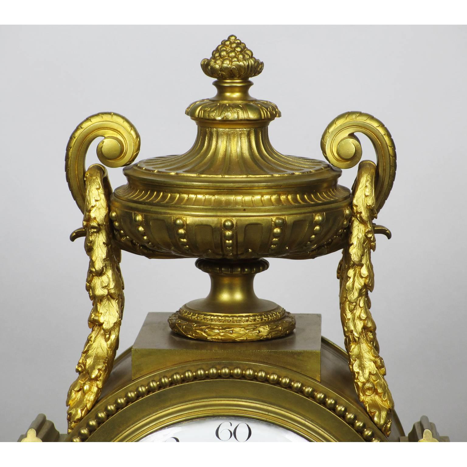 XIXe siècle Pendule de cheminée de style Louis XVI du 19ème siècle en bronze doré par Lemerle Charpentier en vente