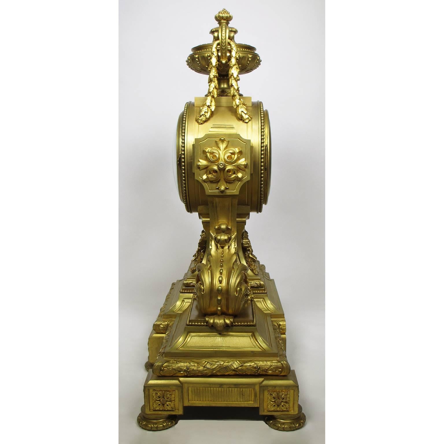 Bronze Pendule de cheminée de style Louis XVI du 19ème siècle en bronze doré par Lemerle Charpentier en vente