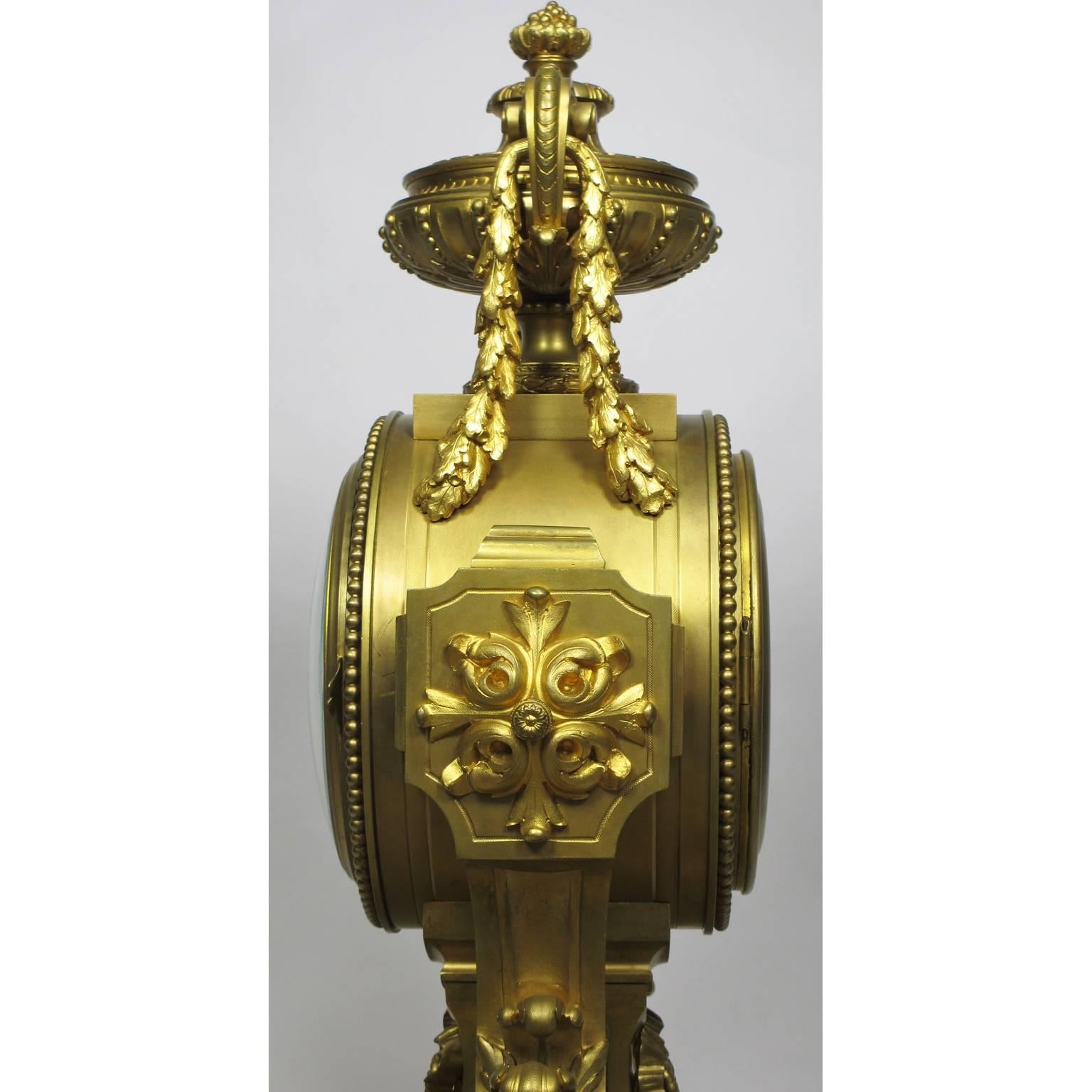 Pendule de cheminée de style Louis XVI du 19ème siècle en bronze doré par Lemerle Charpentier en vente 1