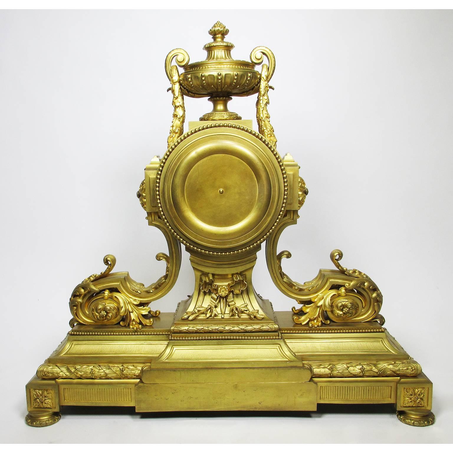Pendule de cheminée de style Louis XVI du 19ème siècle en bronze doré par Lemerle Charpentier en vente 2