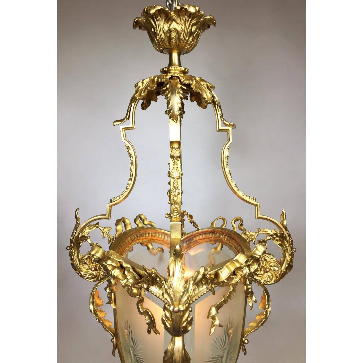 Französische Laterne aus vergoldeter Bronze und Glas im Louis-XV-Stil des 19. und 20. Jahrhunderts im Angebot 1