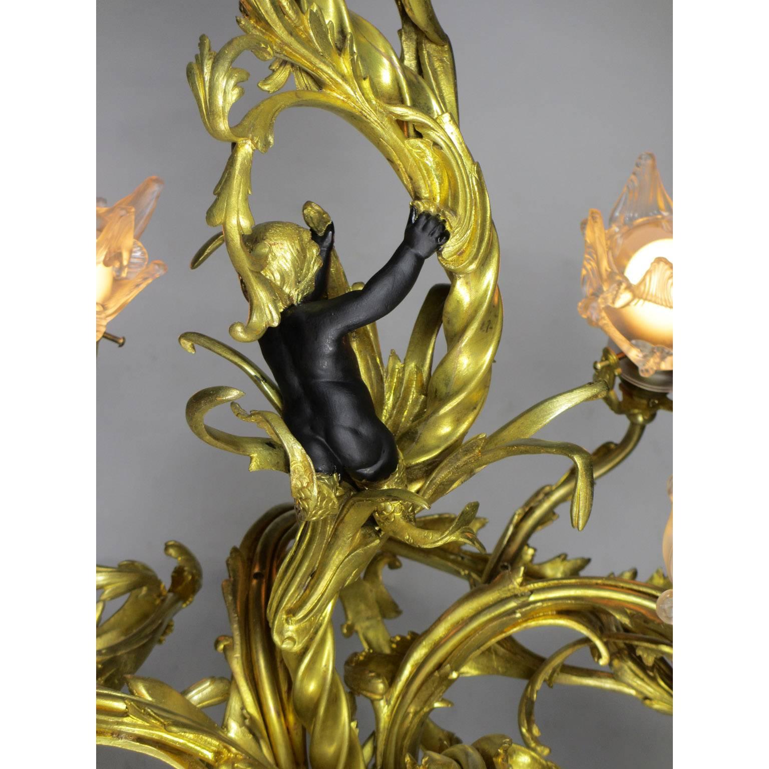 Skurriler vierflammiger Kronleuchter aus vergoldeter Bronze aus der Belle Époque (Vergoldet) im Angebot