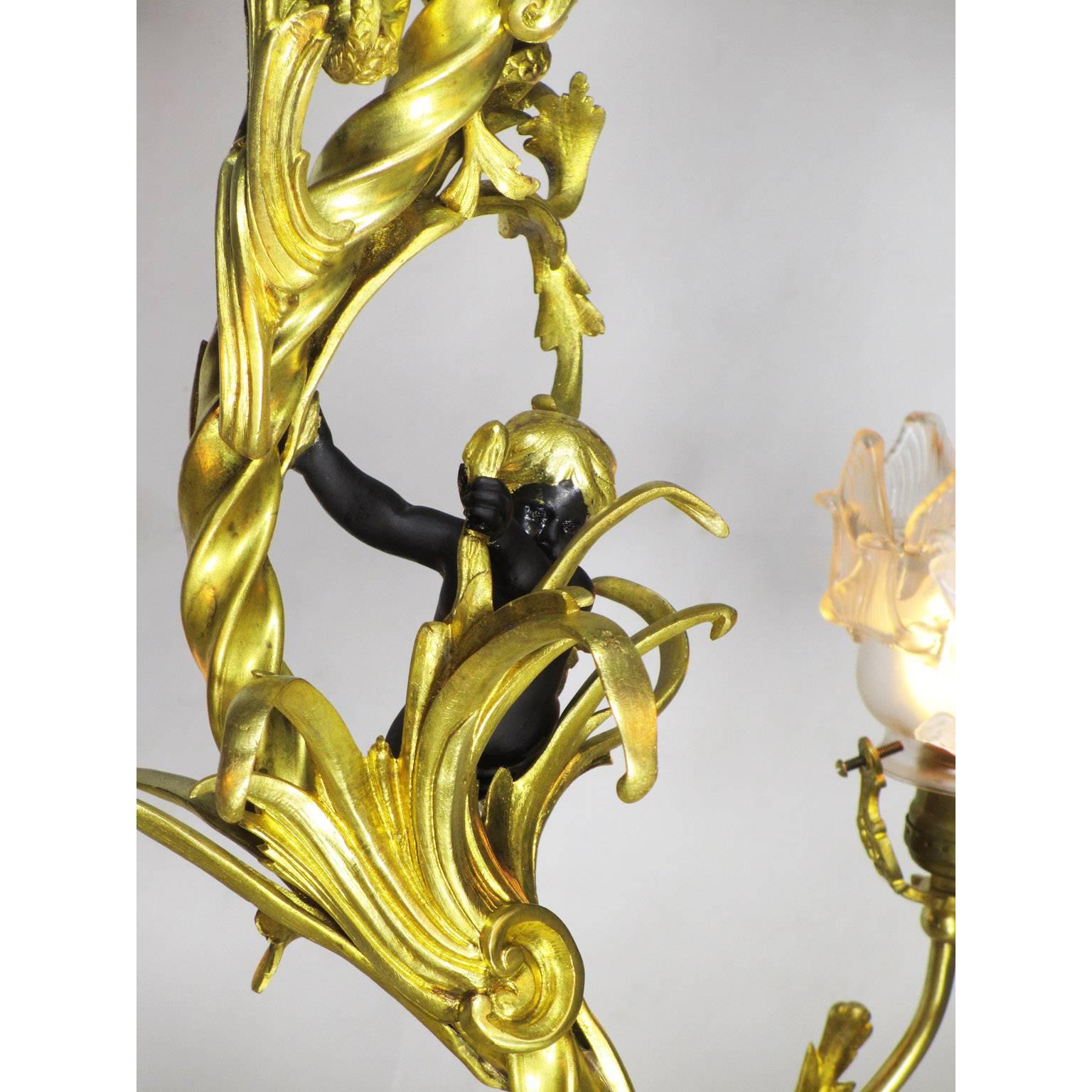 Skurriler vierflammiger Kronleuchter aus vergoldeter Bronze aus der Belle Époque im Zustand „Gut“ im Angebot in Los Angeles, CA