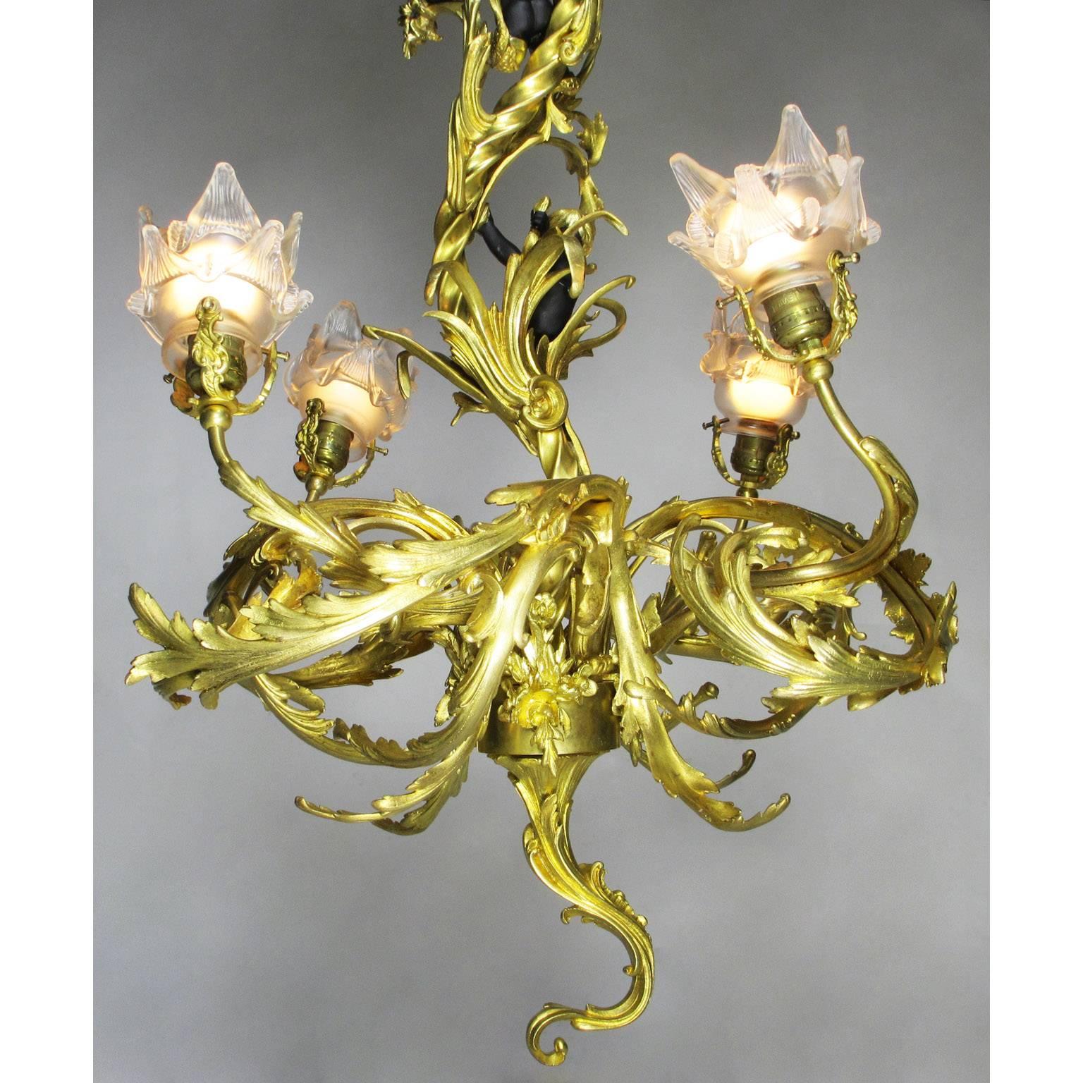 Skurriler vierflammiger Kronleuchter aus vergoldeter Bronze aus der Belle Époque (Frühes 20. Jahrhundert) im Angebot