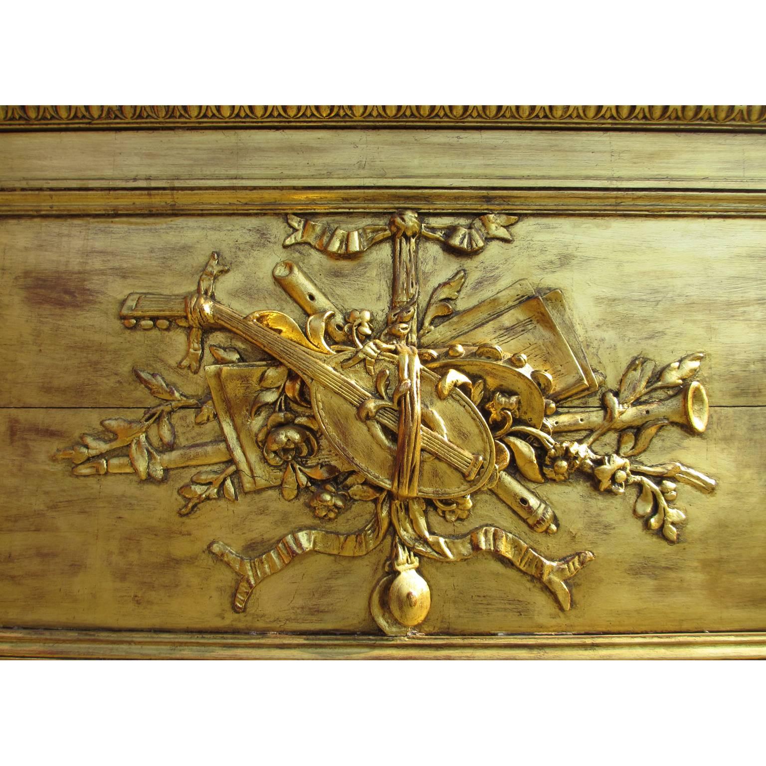 Ein großer französischer Spiegelrahmen aus vergoldetem Holz im Stil von Louis XV des 19. und 20. Jahrhunderts, der mit einem Paar vergoldeter Bronzewandleuchten mit verschnörkelten Armen (elektrifiziert) bestückt ist. Die Oberseite des Spiegels ist
