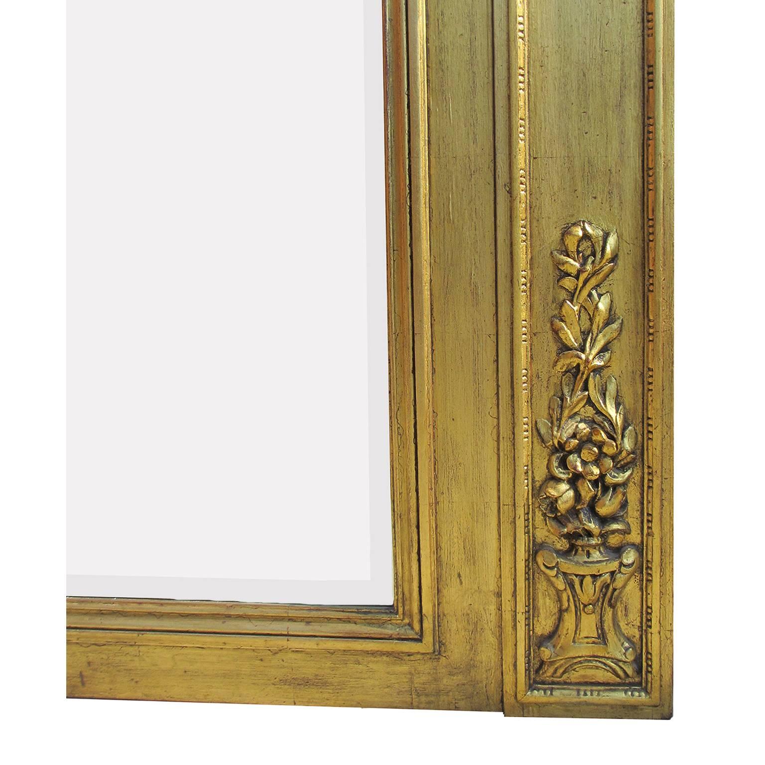 Geschnitzter Trumeau-Spiegelrahmen aus vergoldetem Holz im Louis XV.-Stil des 19. und 20. Jahrhunderts (Abgeschrägt) im Angebot