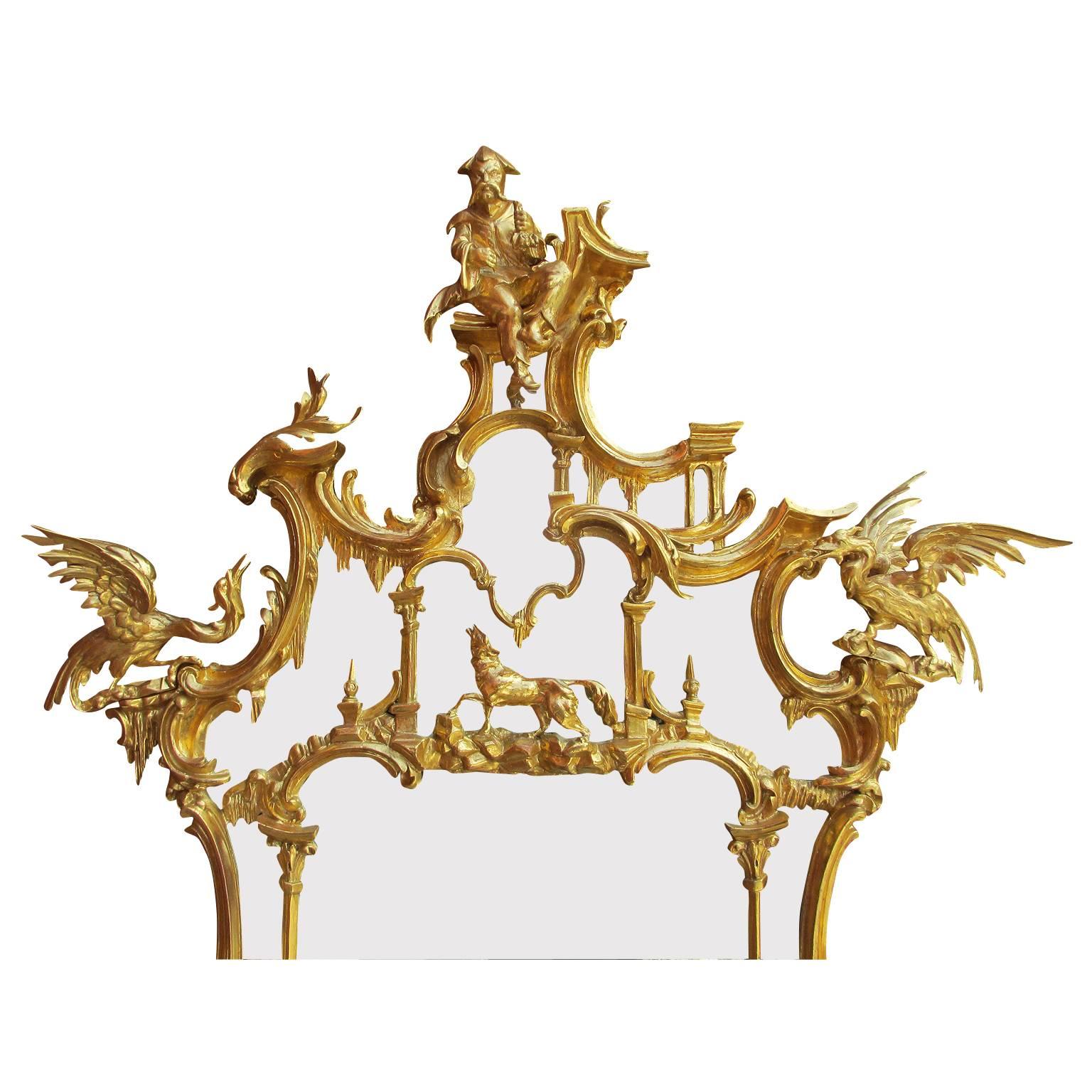 Raffinata e imponente specchiera inglese rococò del XIX secolo in stile cinese Chippendale con figure in legno dorato intagliate su una mensola o su un pontile alla maniera di Thomas Woods, secondo la sua collezione di disegni, 1758. La cornice