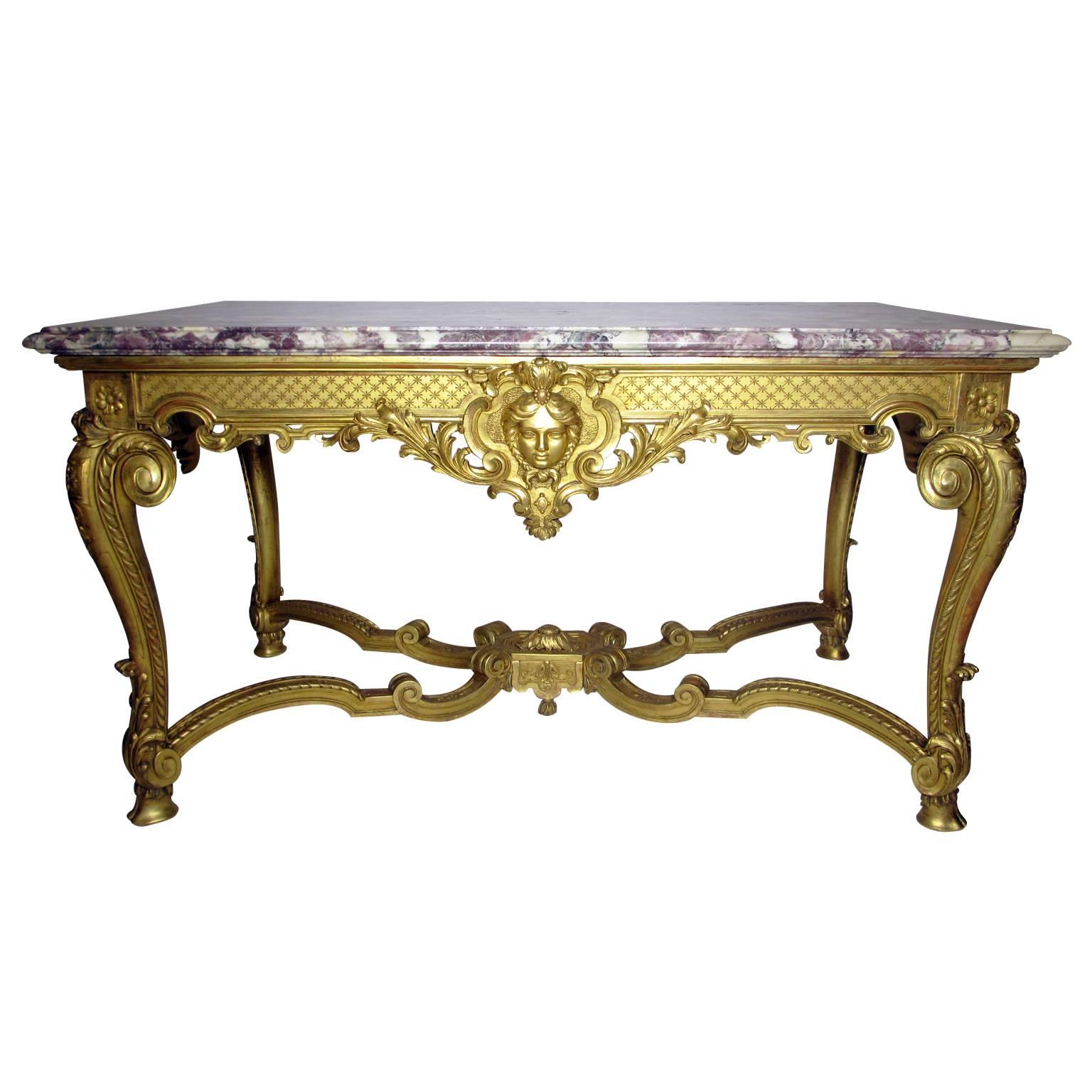 Français Table centrale sculptée en bois doré de style Louis XV du 19ème siècle en vente