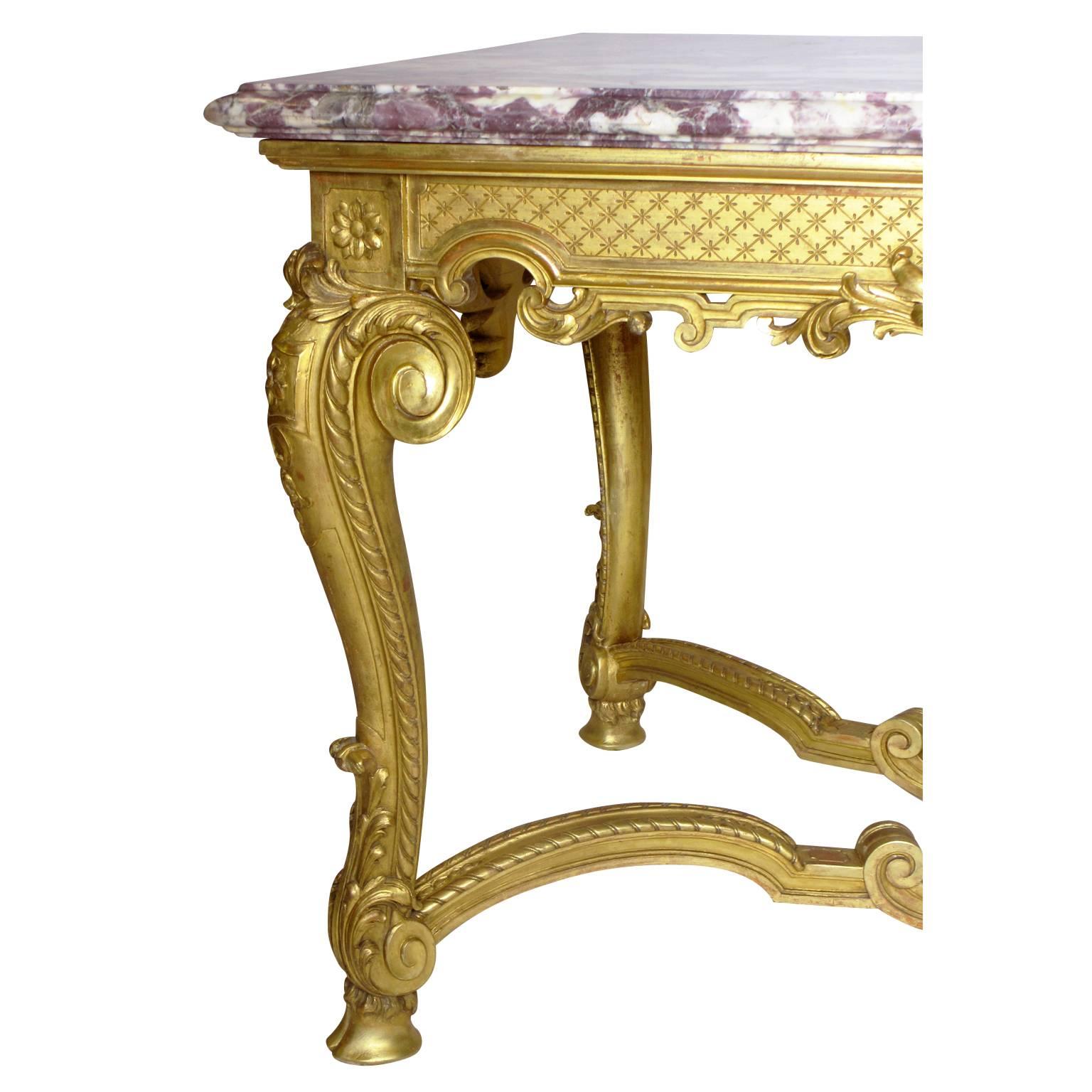Doré Table centrale sculptée en bois doré de style Louis XV du 19ème siècle en vente