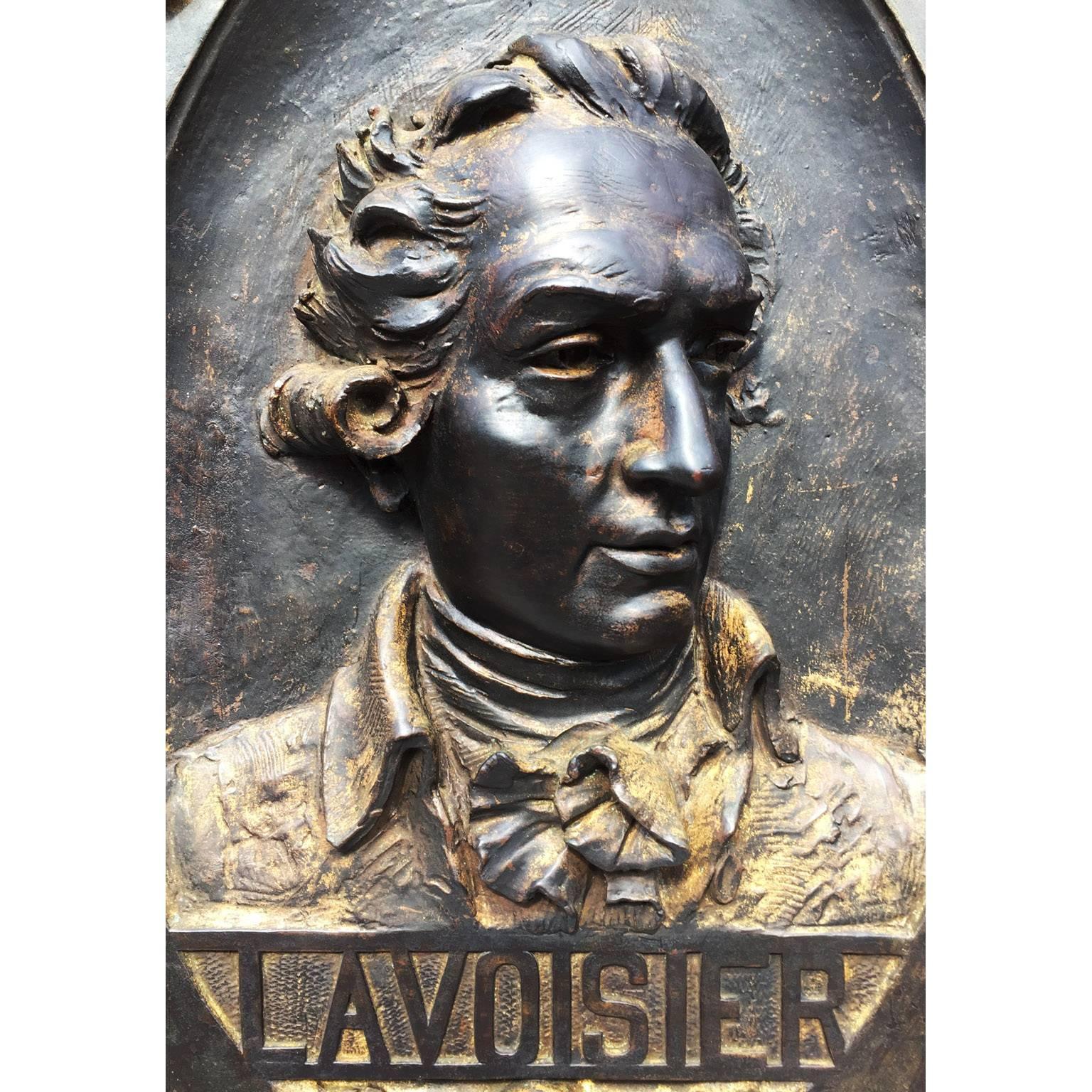 Direttorio Medaglione francese a rilievo sovrapposto in rame del XVIII-XIX secolo raffigurante Antoine Lavoisier in vendita