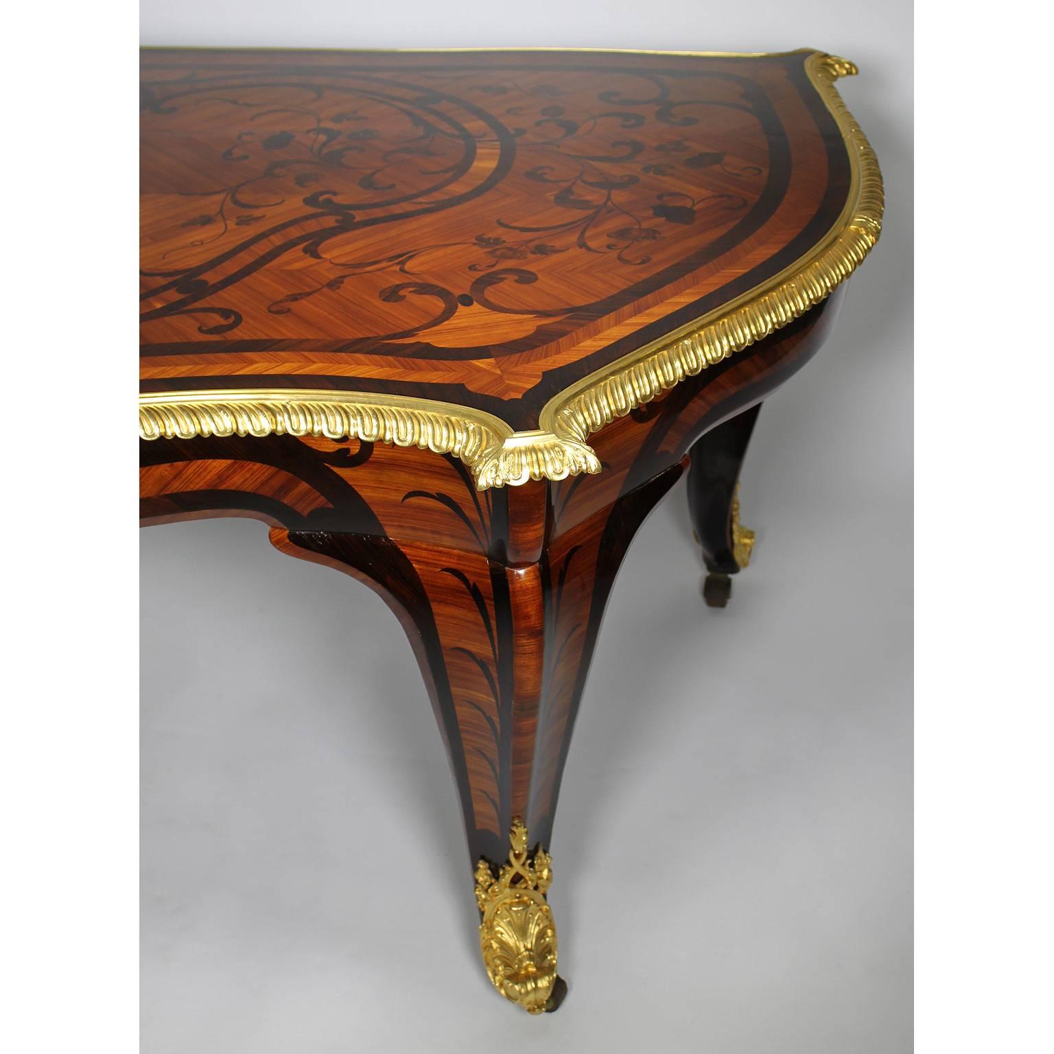 Acajou Table de bureau en marqueterie de bois de roi et bronze doré, style Louis XV, 19e siècle en vente