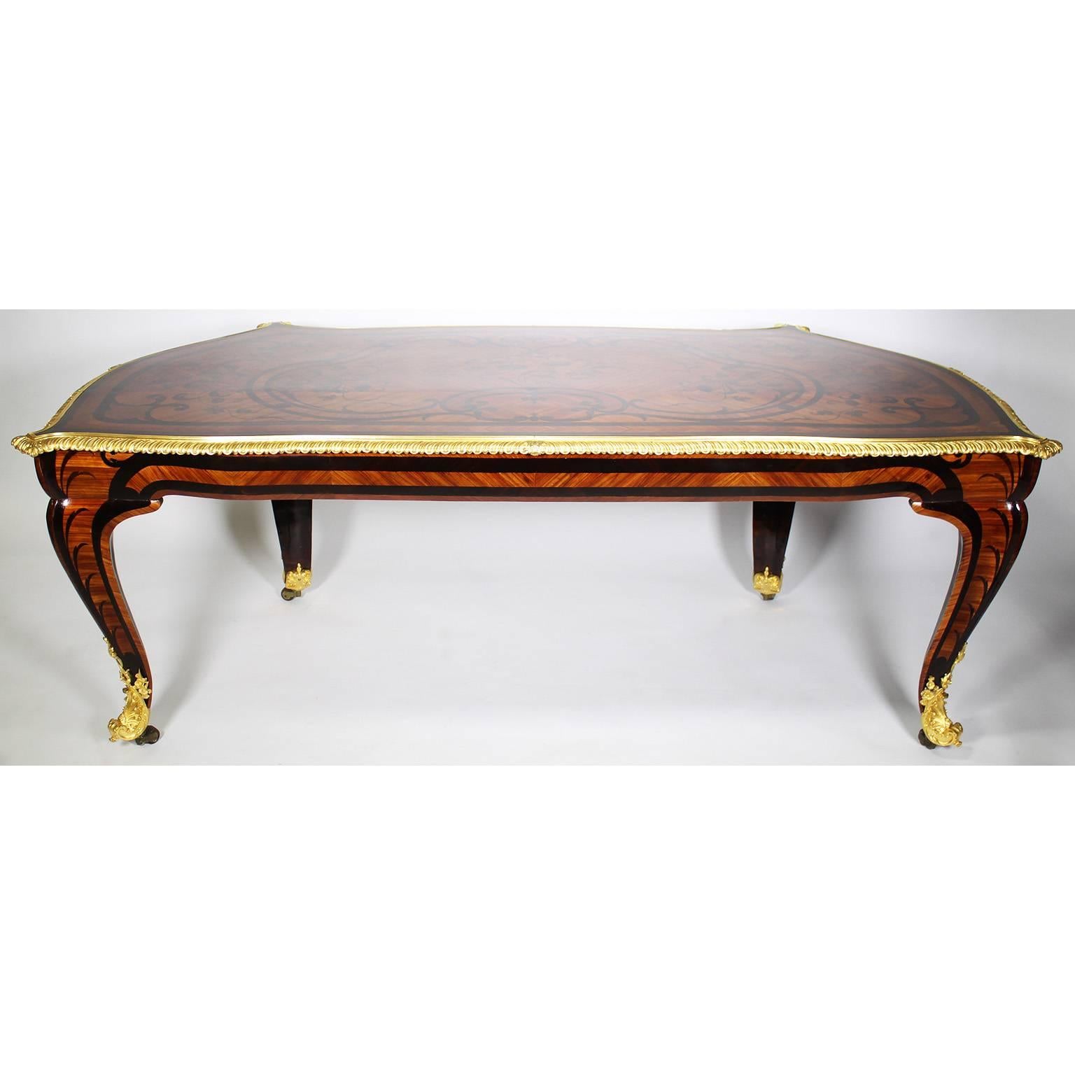 Table de bureau en marqueterie de bois de roi et bronze doré, style Louis XV, 19e siècle en vente 1