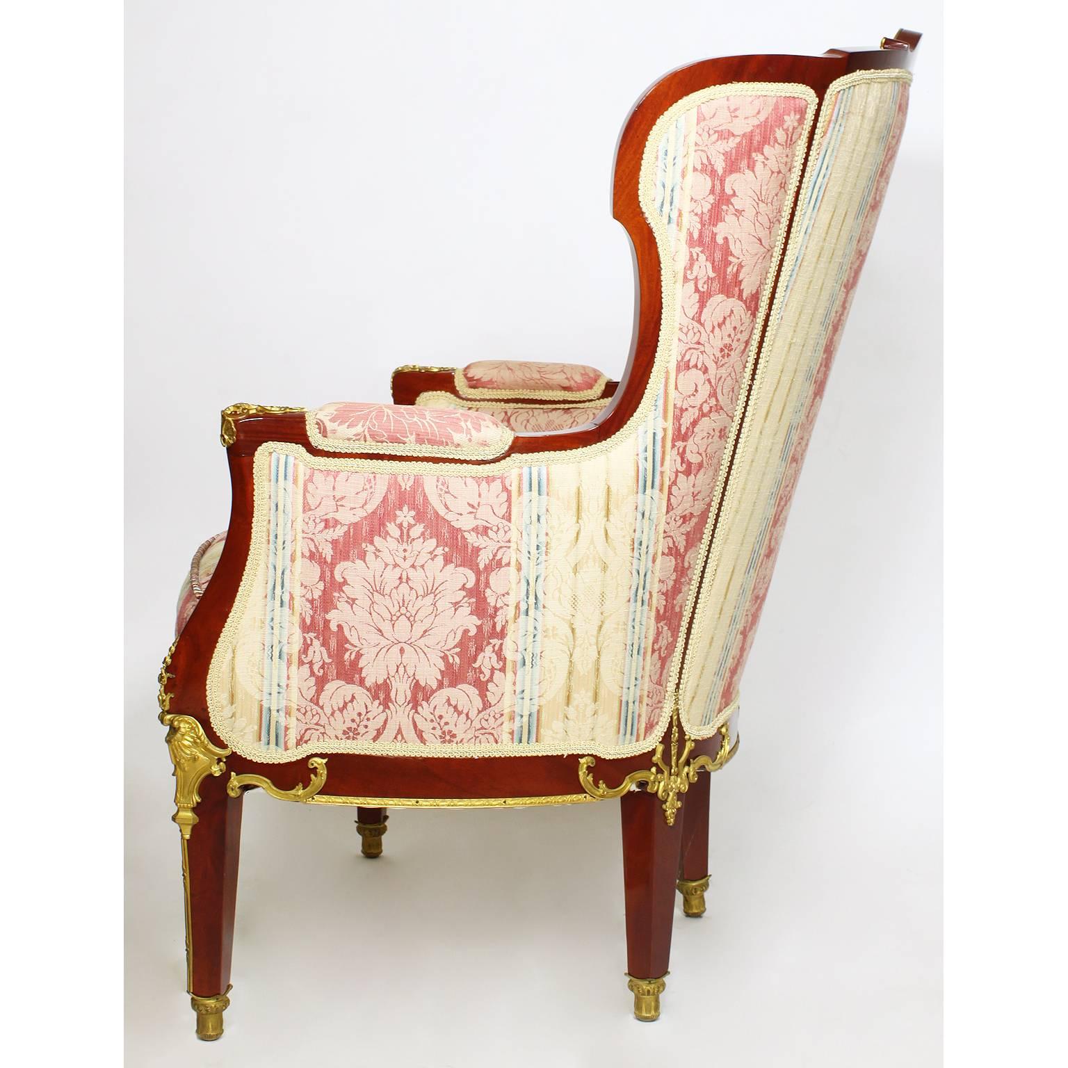 Intagliato Coppia di Bergère francesi in stile Luigi XVI Belle Époque attribuite a Jansen in vendita