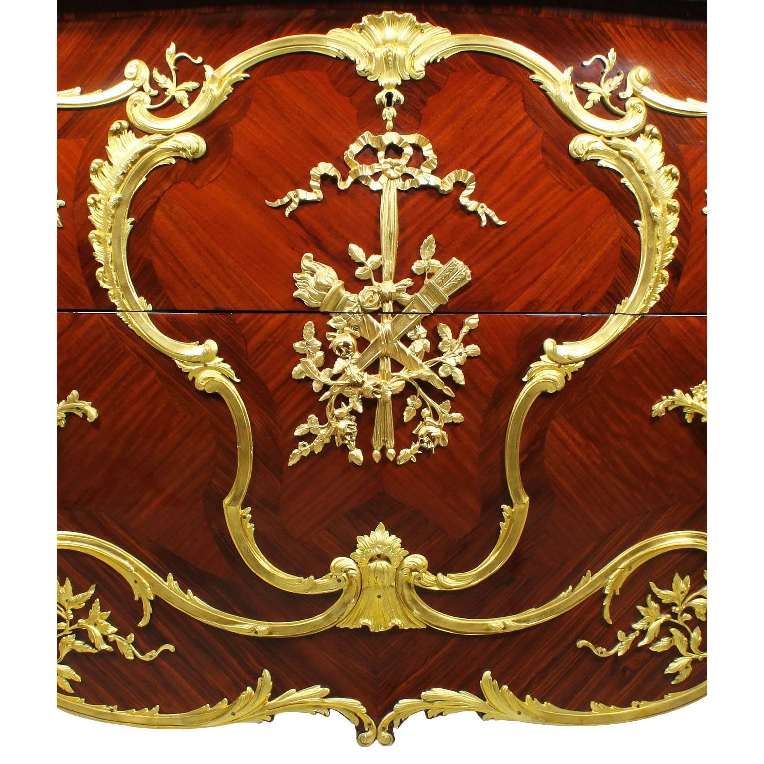Kommode im Louis-XV-Stil des 19. und 20. Jahrhunderts mit Goldbronze-Montierung (Furnier) im Angebot