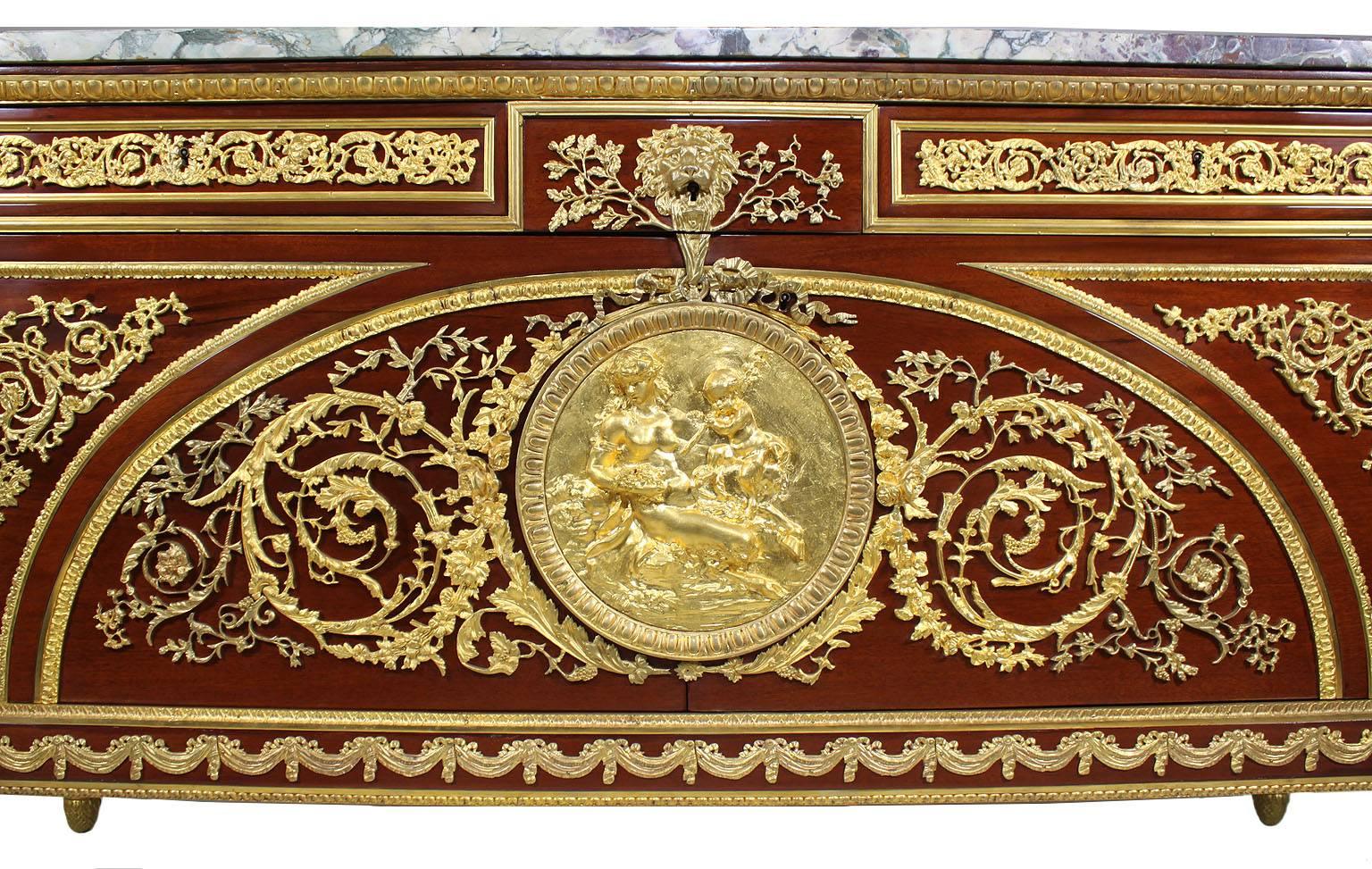 Français Commode française de style Louis XVI du 19e-20e siècle en acajou et ornementation de bronze doré en vente