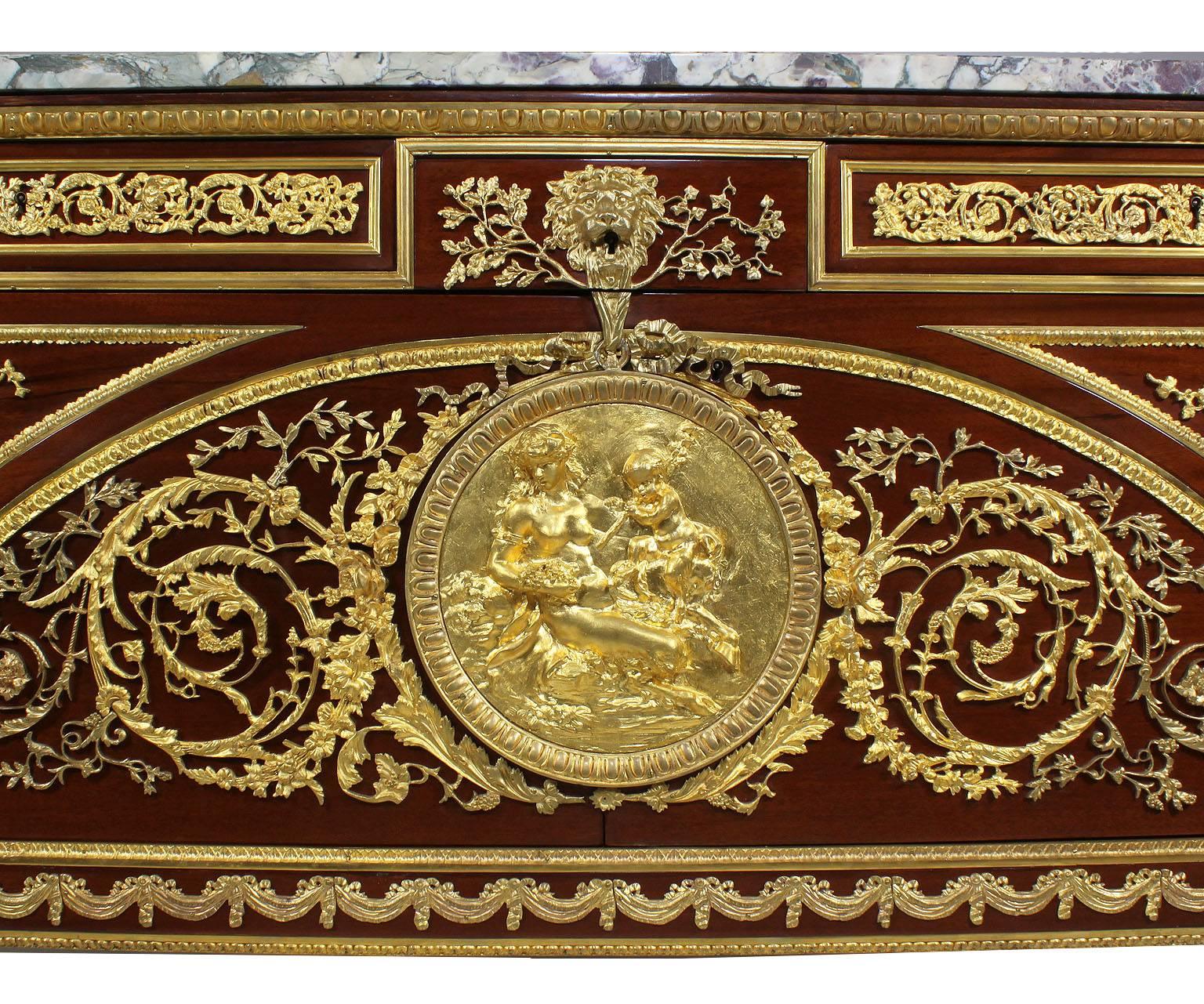 Mahagoni-Kommode im Louis-XVI-Stil des 19. und 20. Jahrhunderts mit Goldbronze-Beschlägen (Französisch) im Angebot