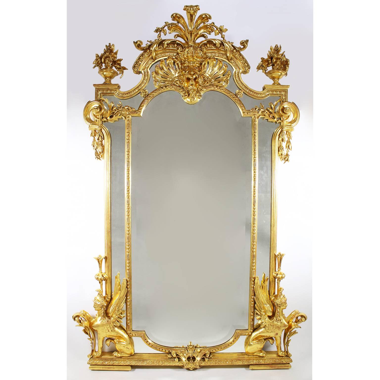 Raffinata consolle francese del XIX secolo in legno dorato e scolpito a Gesso con specchio abbinato. La console con piano a forma di 