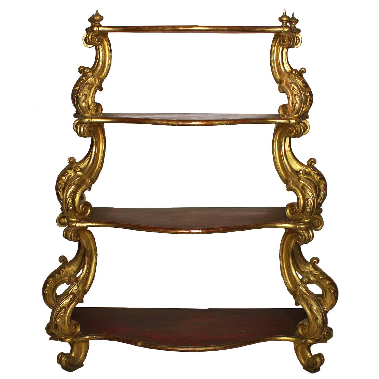 Étagère vénitienne du XVIIIe siècle, style Renaissance, en bois doré sculpté et à étagères en vente