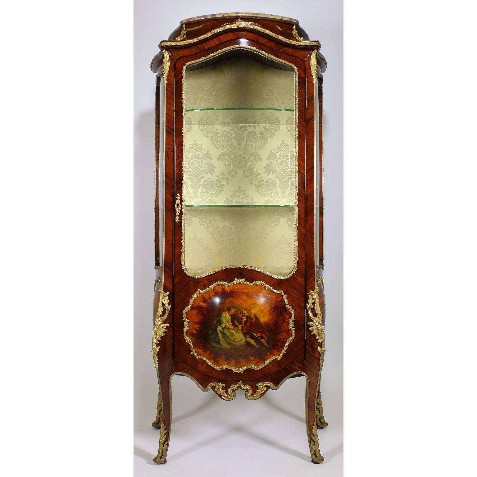 Cabinet vitrine de style Louis XV du 19e siècle, monté en bronze doré et plaqué de bois de tulipier bombé de style 