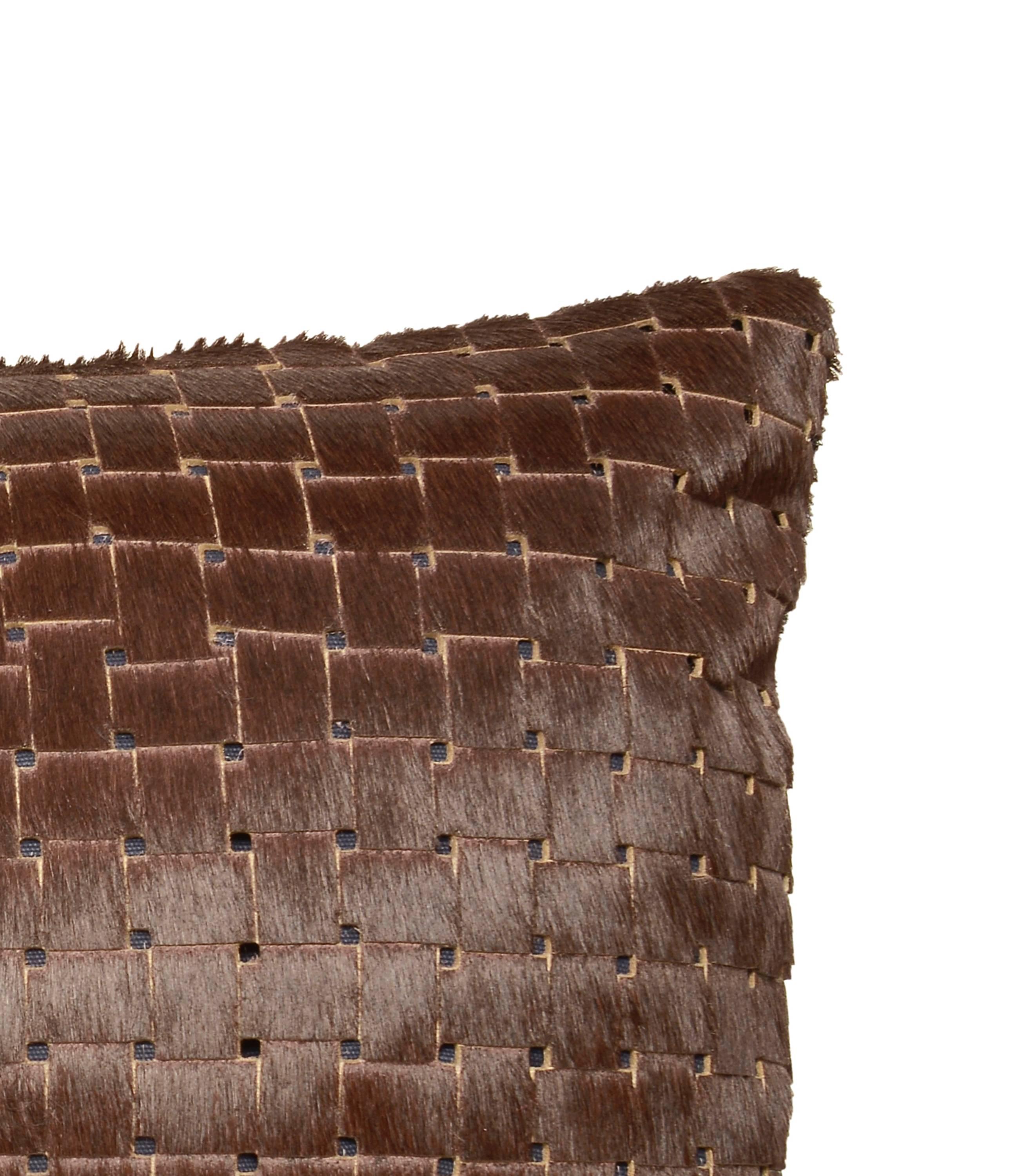 Chocolate Brown Laser Cut Cowhide Hair Lumbar Pillow (Adirondack) im Angebot