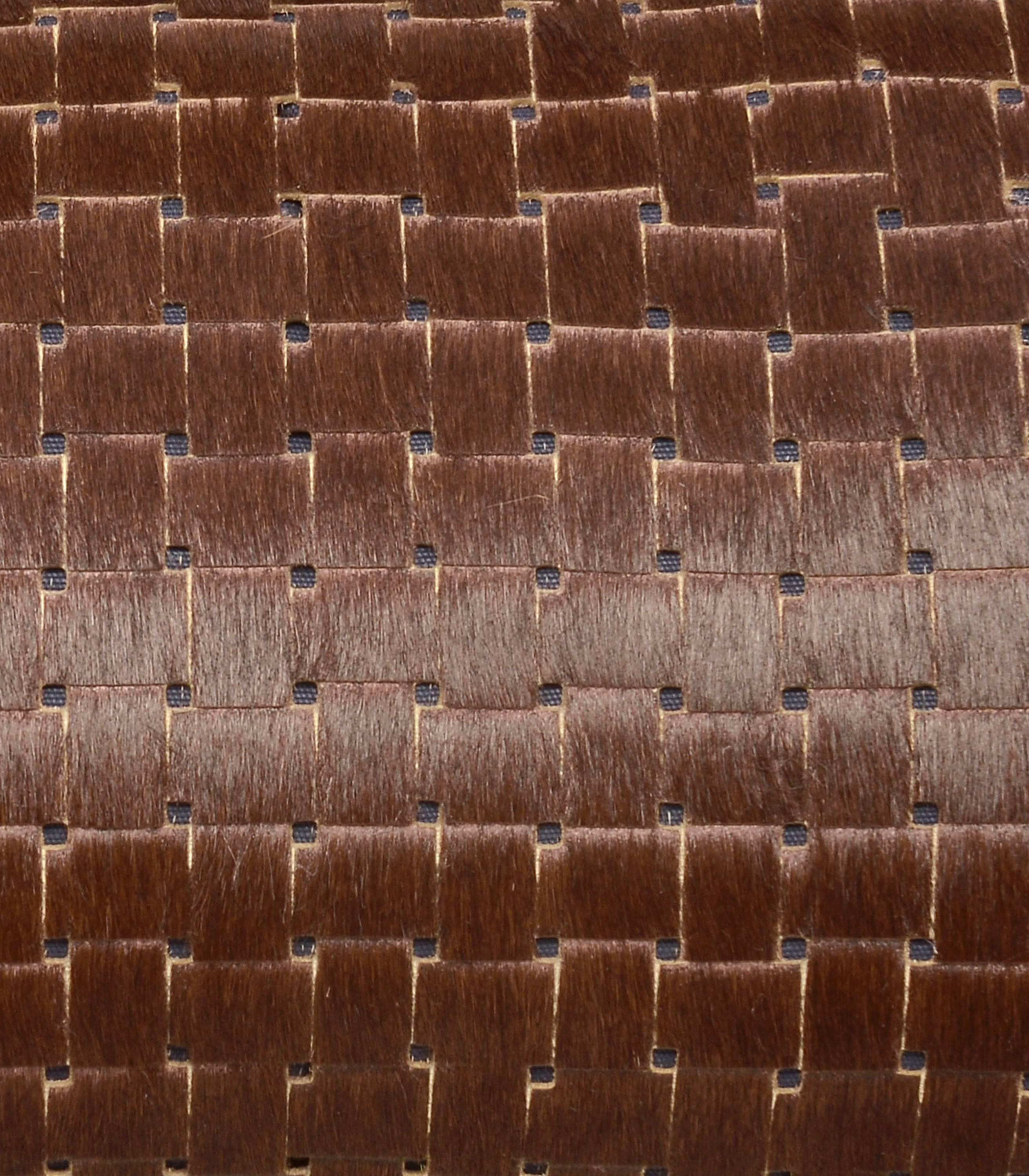 Chocolate Brown Laser Cut Cowhide Hair Lumbar Pillow (Französisch) im Angebot