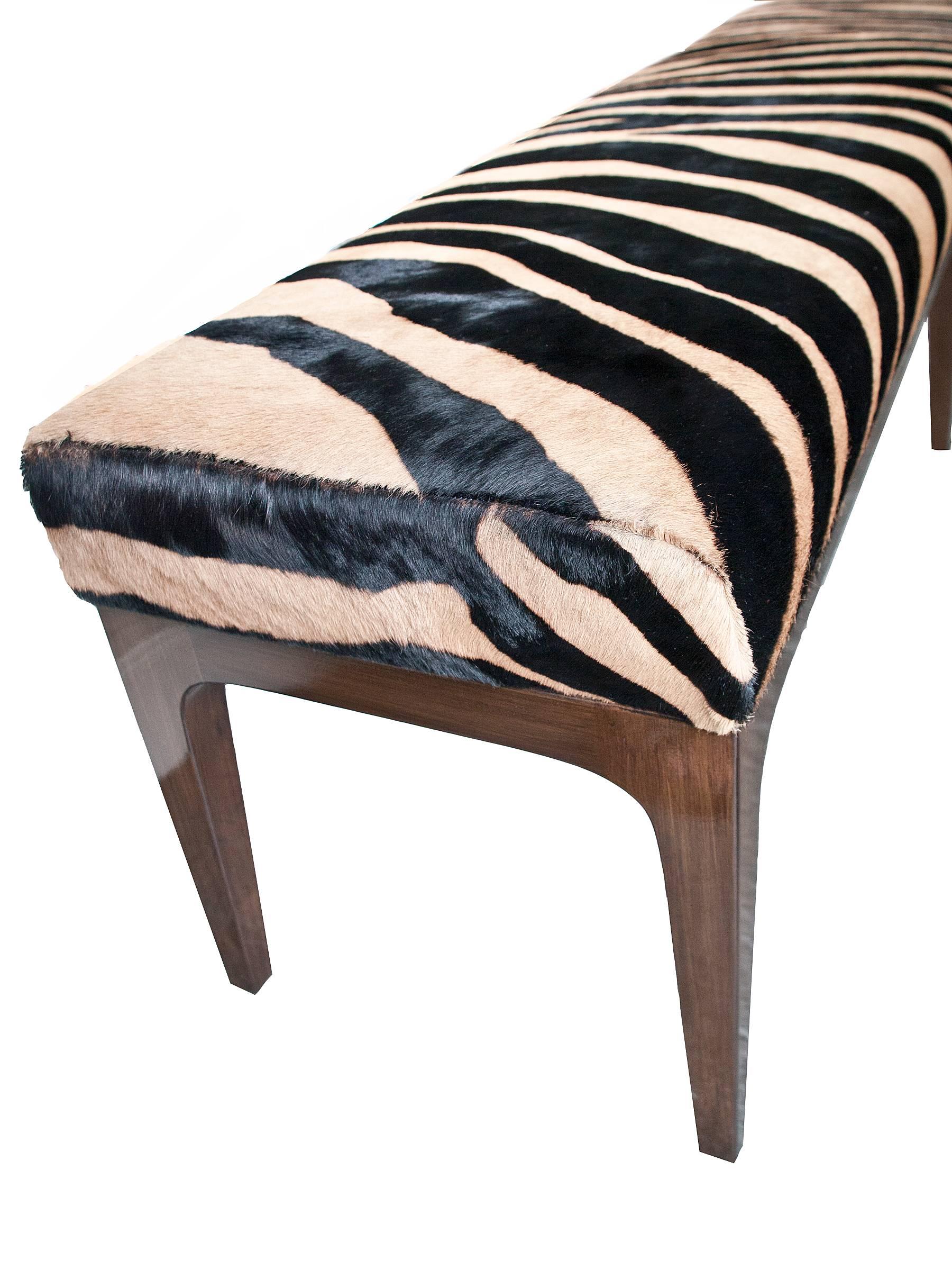 Mid-Century Modern Style Zebra Stenciled Cowhide Hair Upholstered Bench (Moderne der Mitte des Jahrhunderts) im Angebot