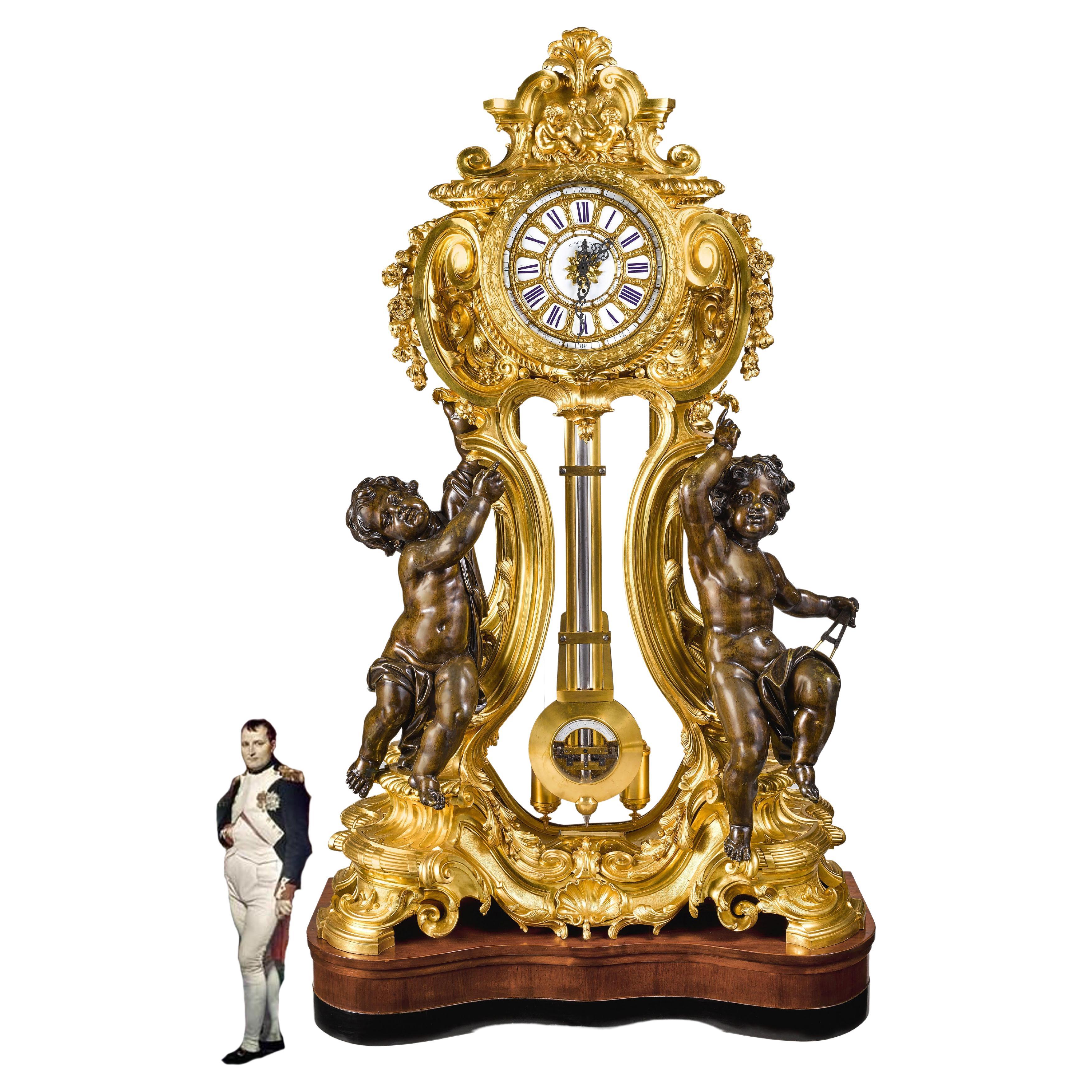 Palastartige und rare, französische Goldbronze und patinierte Bronze-Uhr, Napoleon III.-Periode, Detouche im Angebot