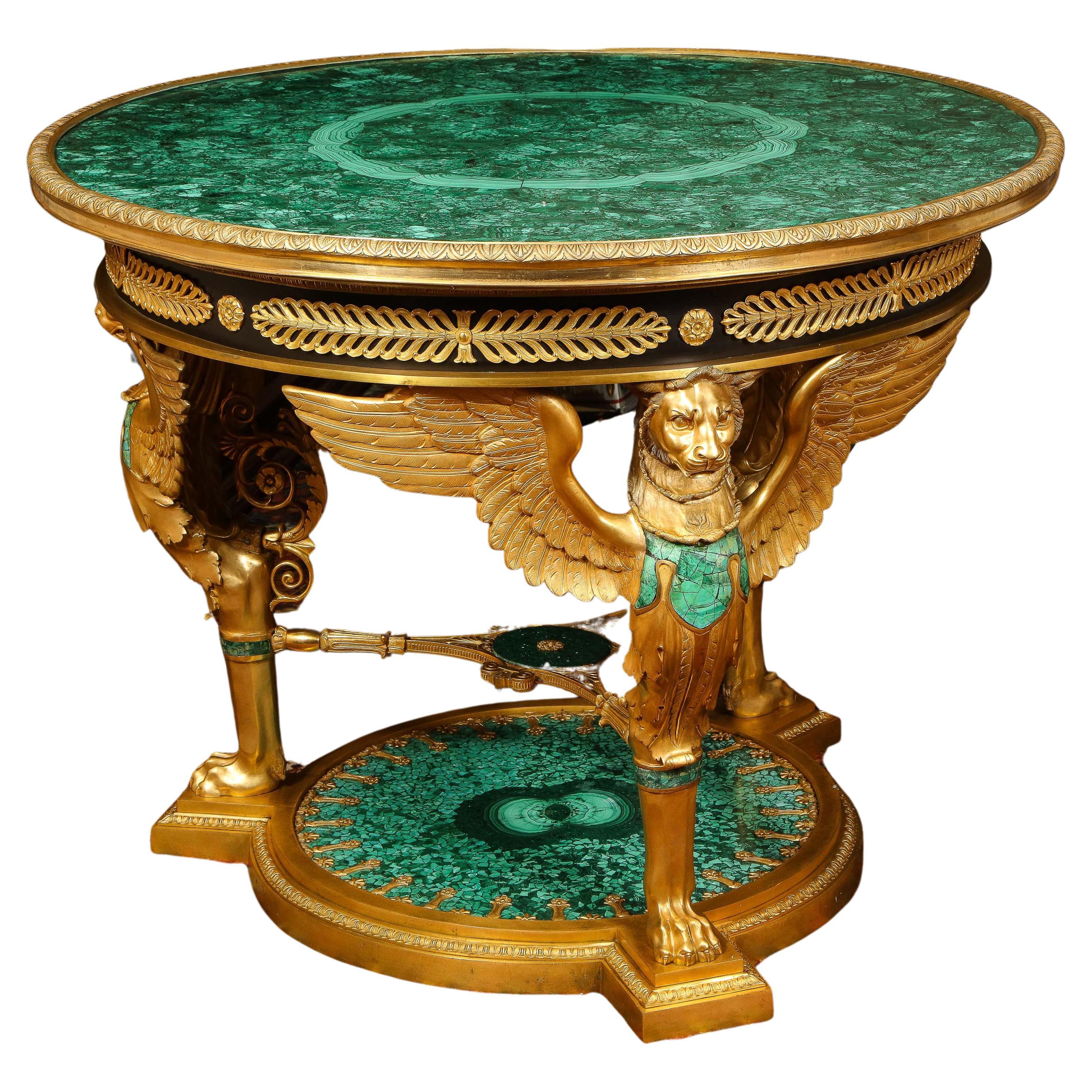 Grande et impressionnante table centrale de style Empire en bronze doré et malachite en vente