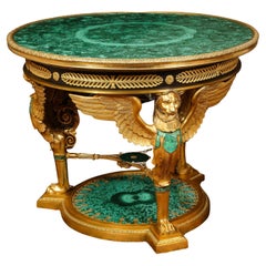 Grande et impressionnante table centrale de style Empire en bronze doré et malachite