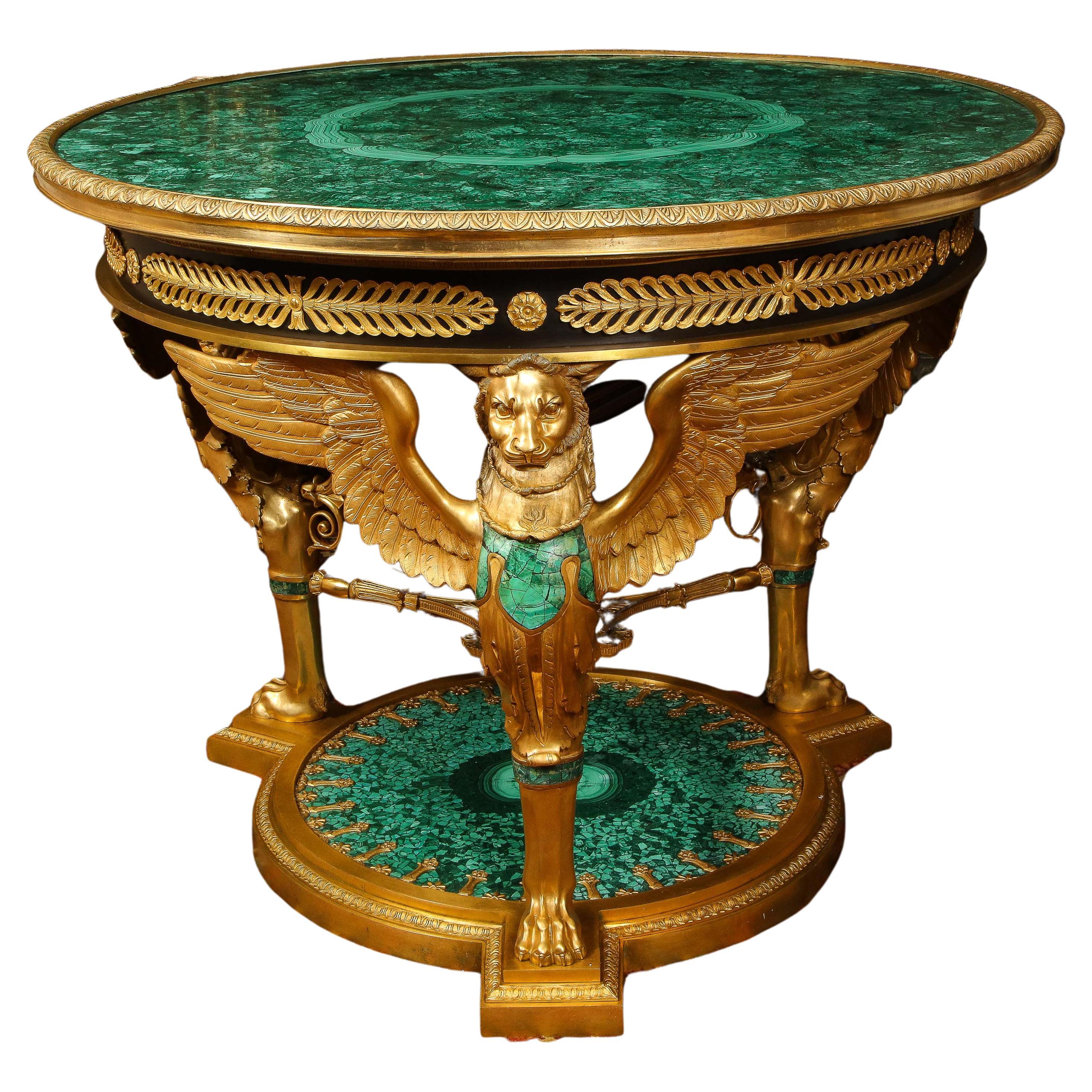 Ein beeindruckender und beeindruckender Mitteltisch im Empire-Stil aus Goldbronze und Malachit (Französisch) im Angebot