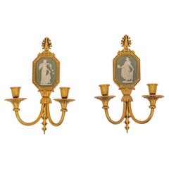 Bonito par de apliques neoclásicos de bronce dorado y Wedgwood, de la empresa Sterling Bronze Co.