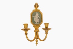 Bonito par de apliques neoclásicos de bronce dorado y Wedgwood, de la empresa Sterling Bronze Co.