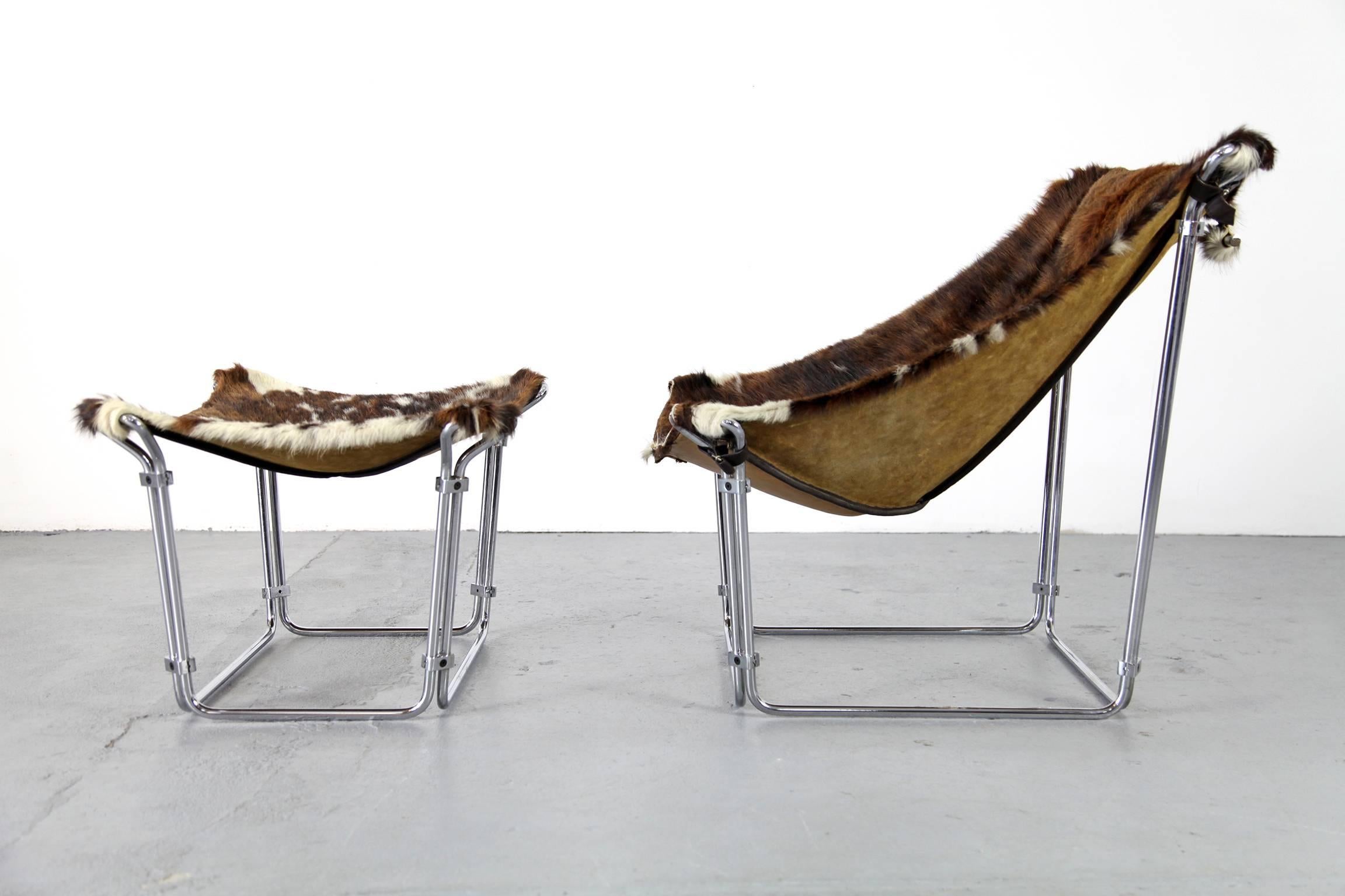 Lounge chair with ottoman by Kwok Hoi Chan produced by Steiner, Paris. Extravagant design made of tubular steel, covered with a beautiful hide. Excellent state of use.

