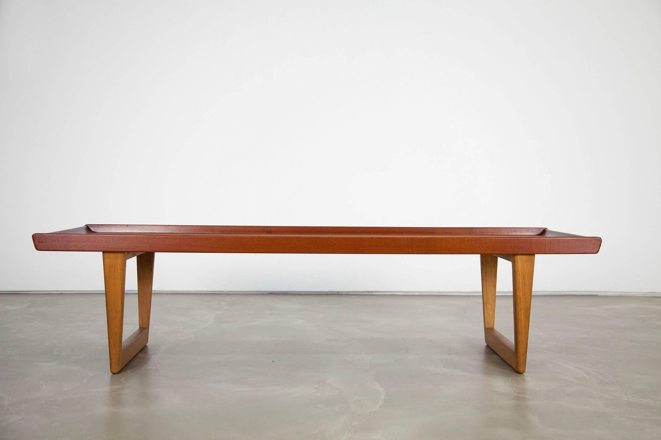Rare teak coffee table mod. 5251, designed by the Danish designer Børge Mogensen. Beautifully shaped tabletop made of teak with sled legs in oak. Labeled on the bottom. The table is in great state of use.
Dimensions 58 x 182 x 46 cm [D x W x H / T x