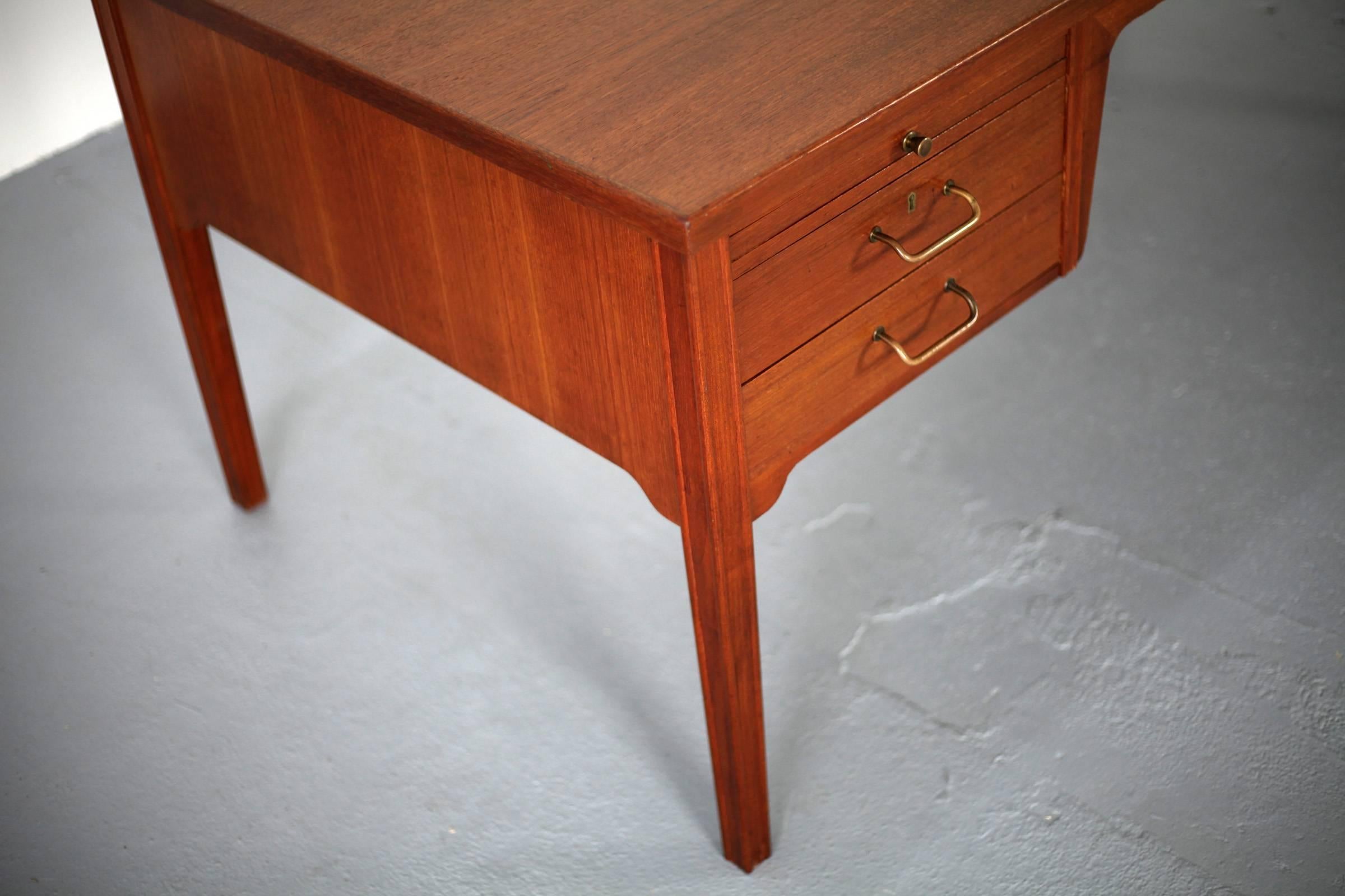 Beautifully executed Danish Modern Teak Desk from the 1950s In Excellent Condition In Munster, NRW