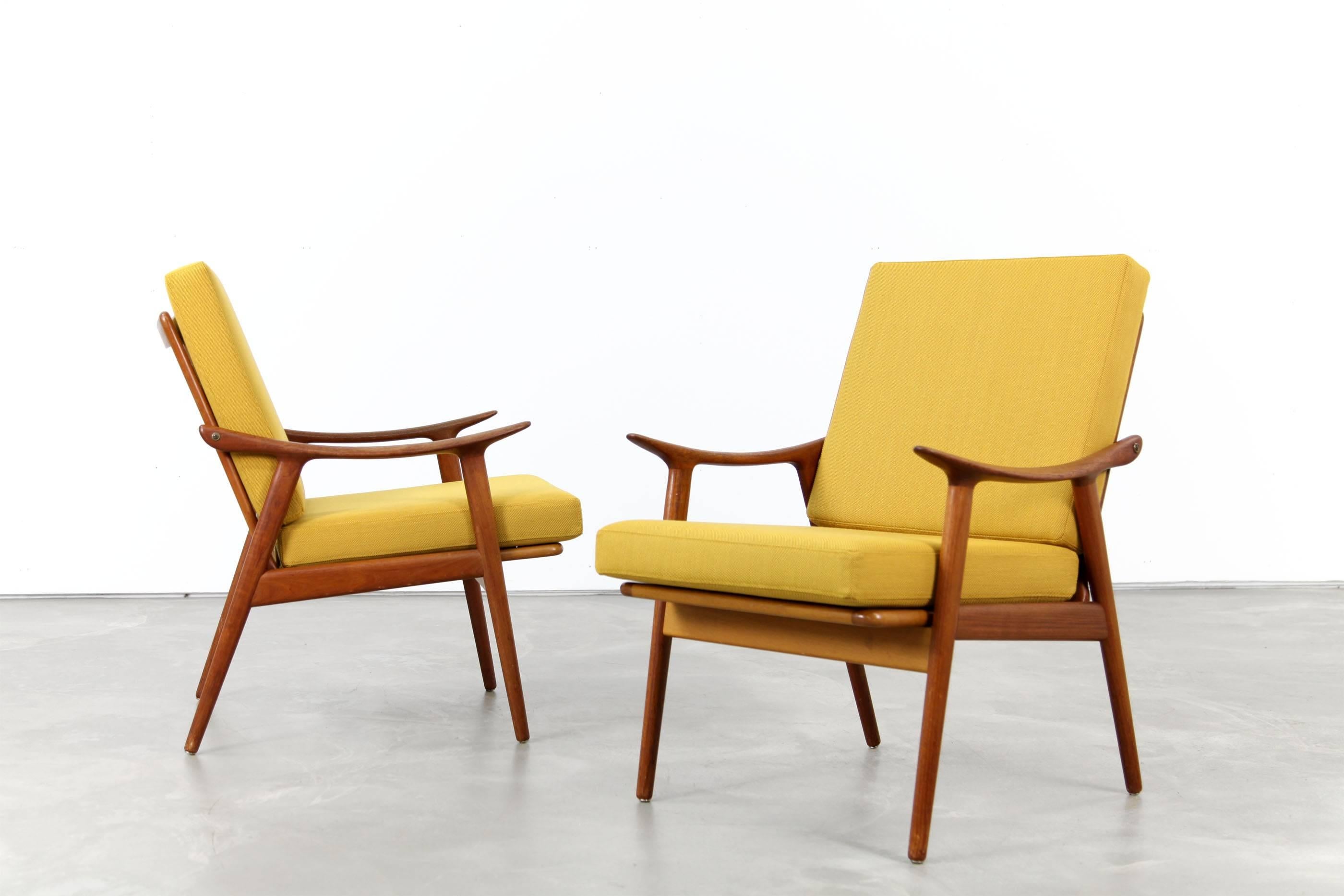 Beautiful easy chair, designed by Frederik Kayser. The frame is made of teak and beech. New cushions with fabric by Kvadrat.
  