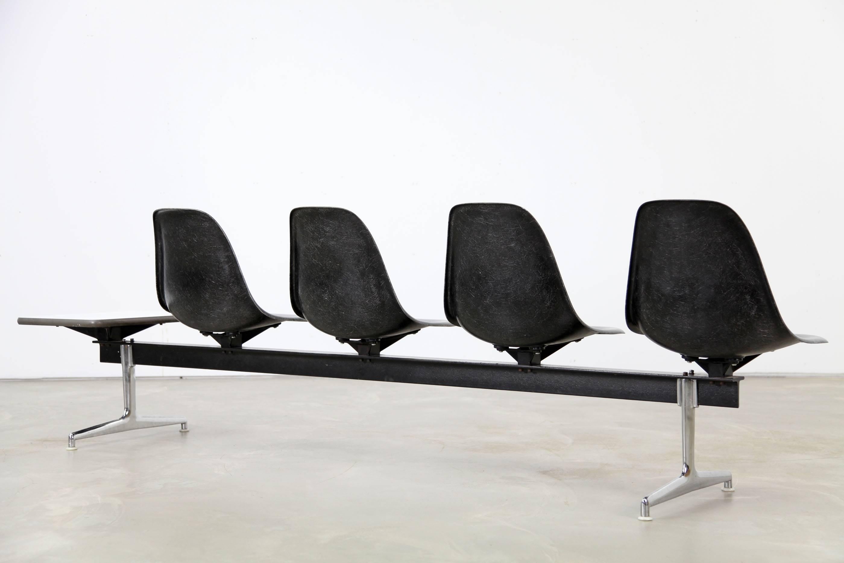 Four-Seat Shell Tandem by Charles & Ray Eames for Herman Miller Vitra In Excellent Condition In Munster, NRW
