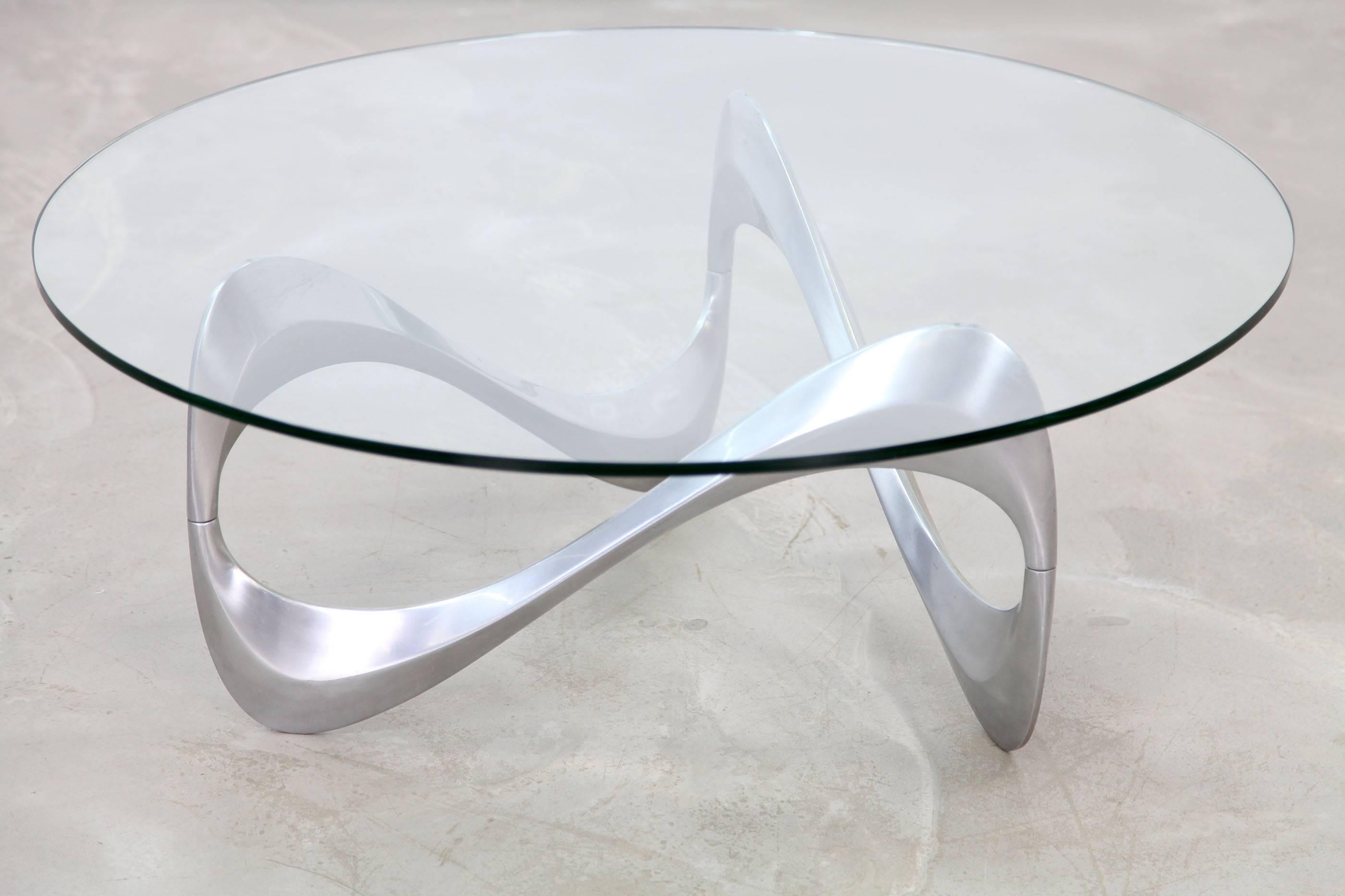 This decorative coffee table by Knut Hesterberg features an aluminum base and thick glass top. Organic design from the 1960s.