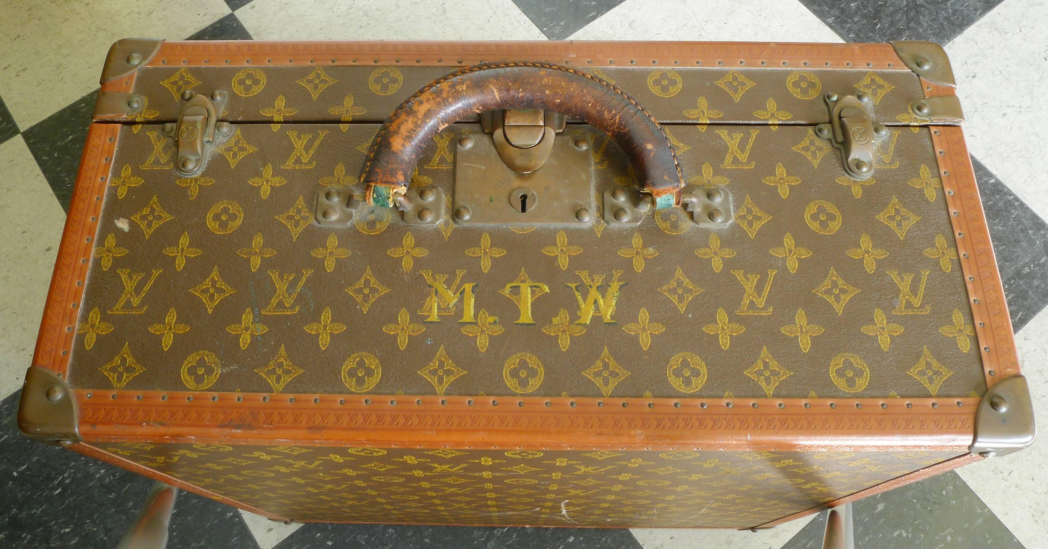 20th Century Unmatched Pair of Vintage Louis Vuitton Suitcases, Leather and Brass