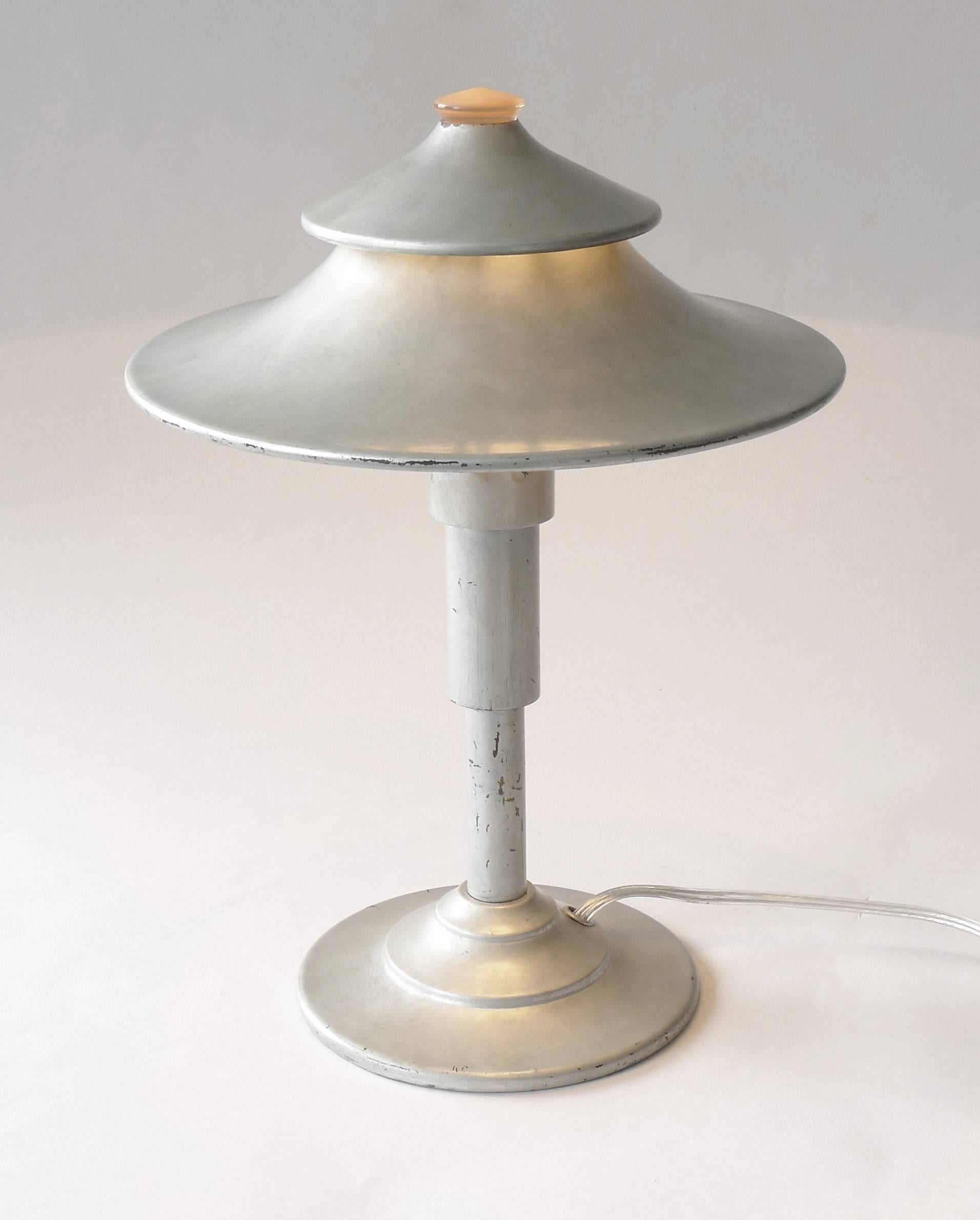 1930's Art Deco Iconic Walter Von Nessen Table Lamp (Art déco) im Angebot