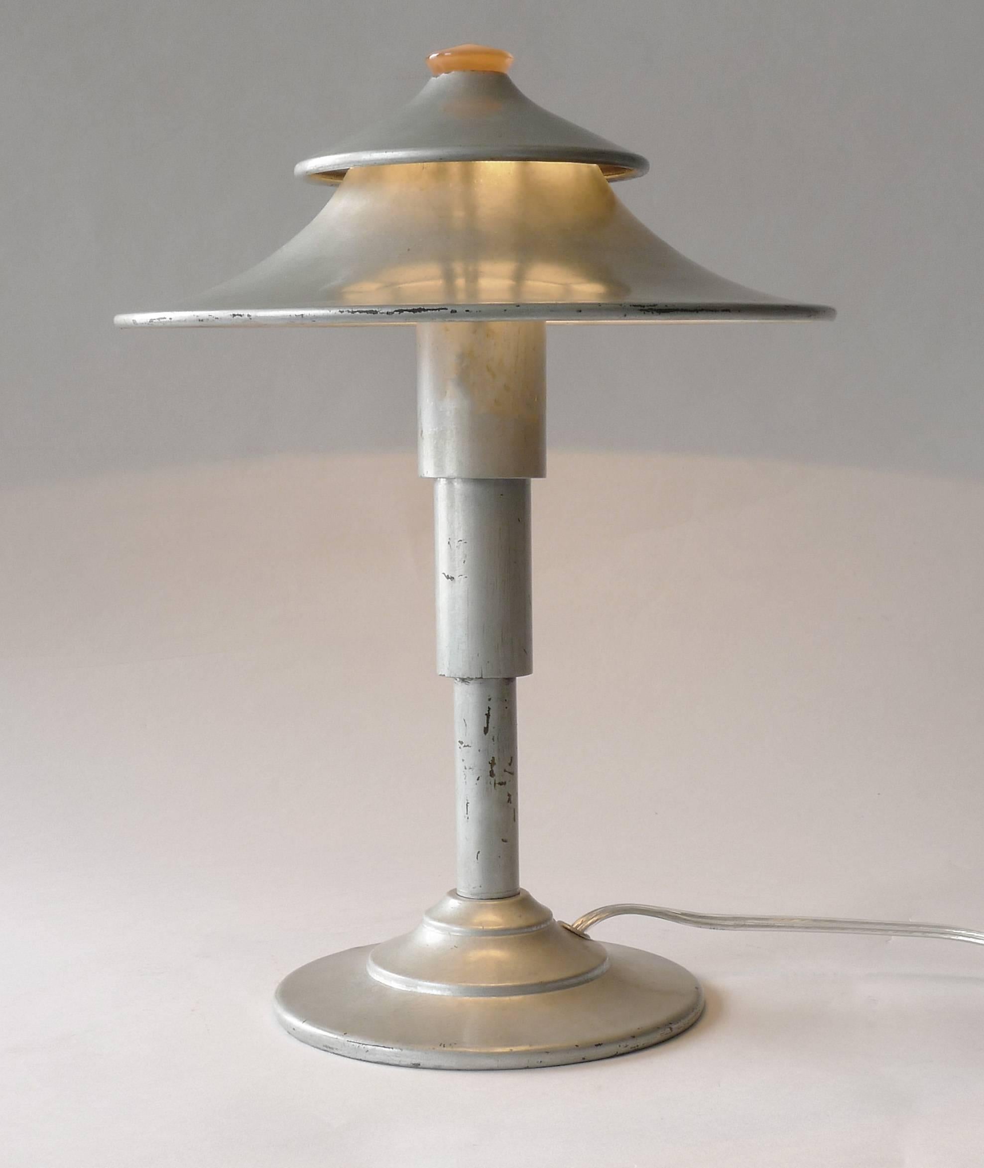 1930's Art Deco Iconic Walter Von Nessen Table Lamp (amerikanisch) im Angebot