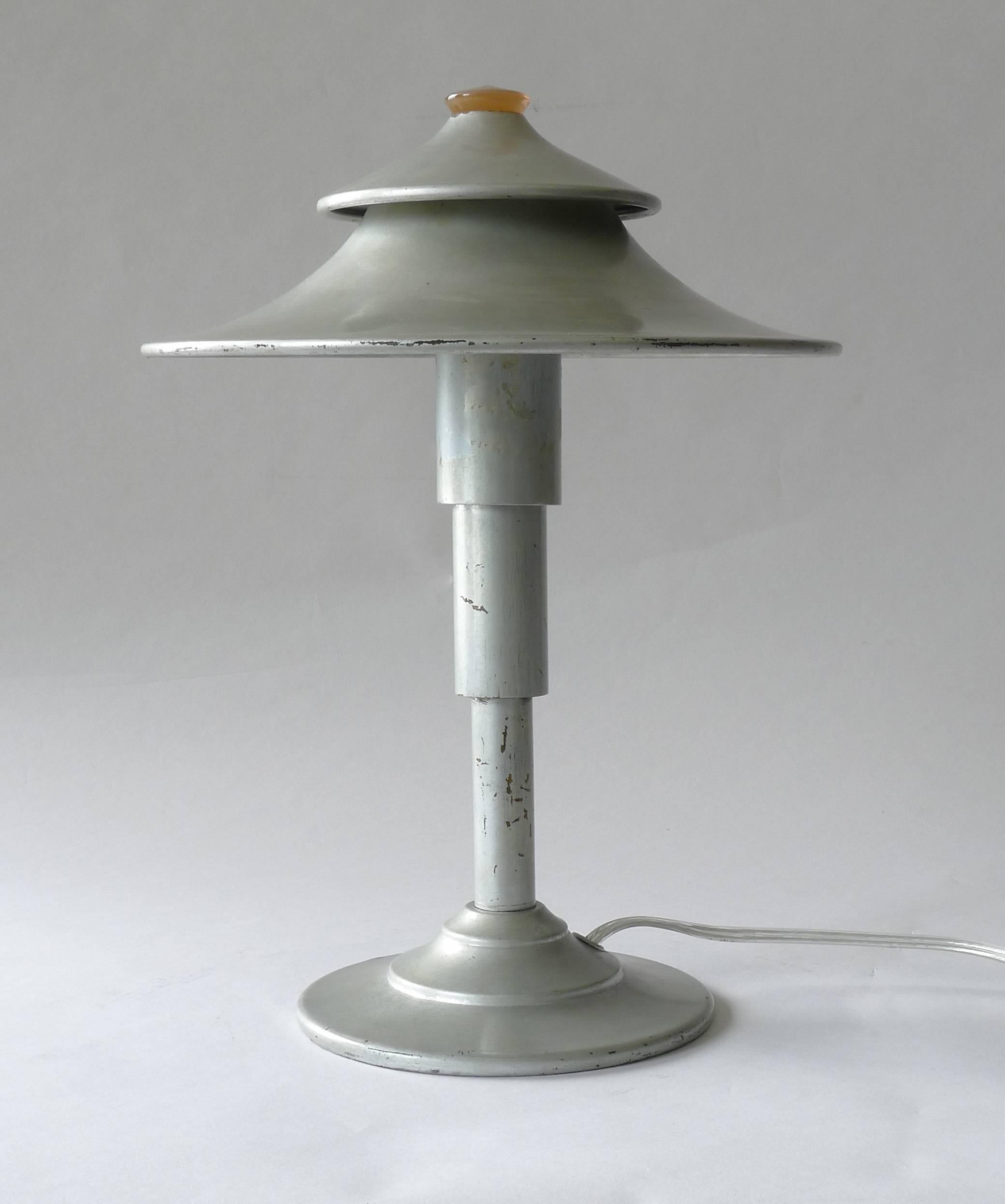 1930's Art Deco Iconic Walter Von Nessen Table Lamp im Zustand „Gut“ im Angebot in Newburgh, NY