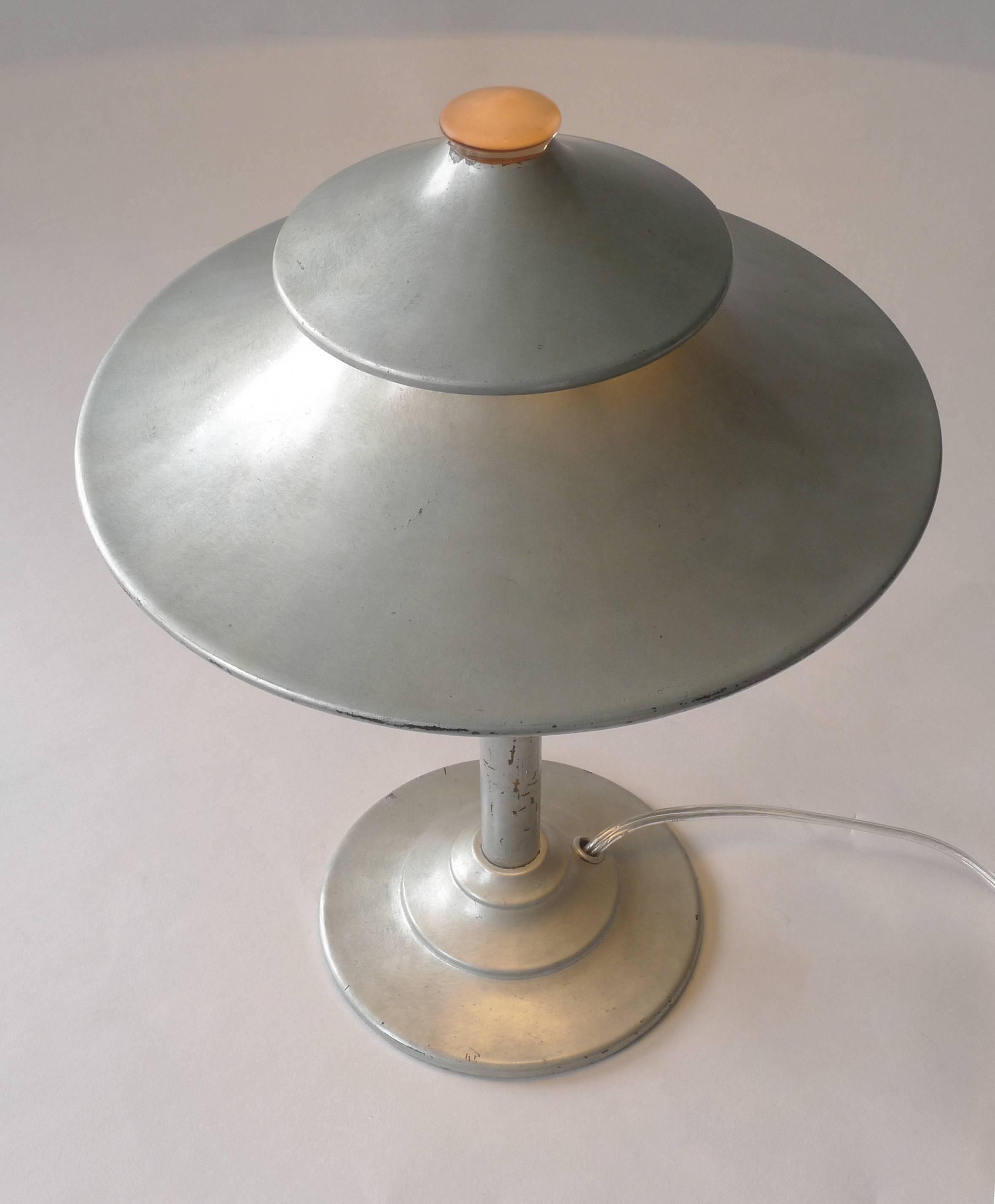 1930's Art Deco Iconic Walter Von Nessen Table Lamp (Mitte des 20. Jahrhunderts) im Angebot