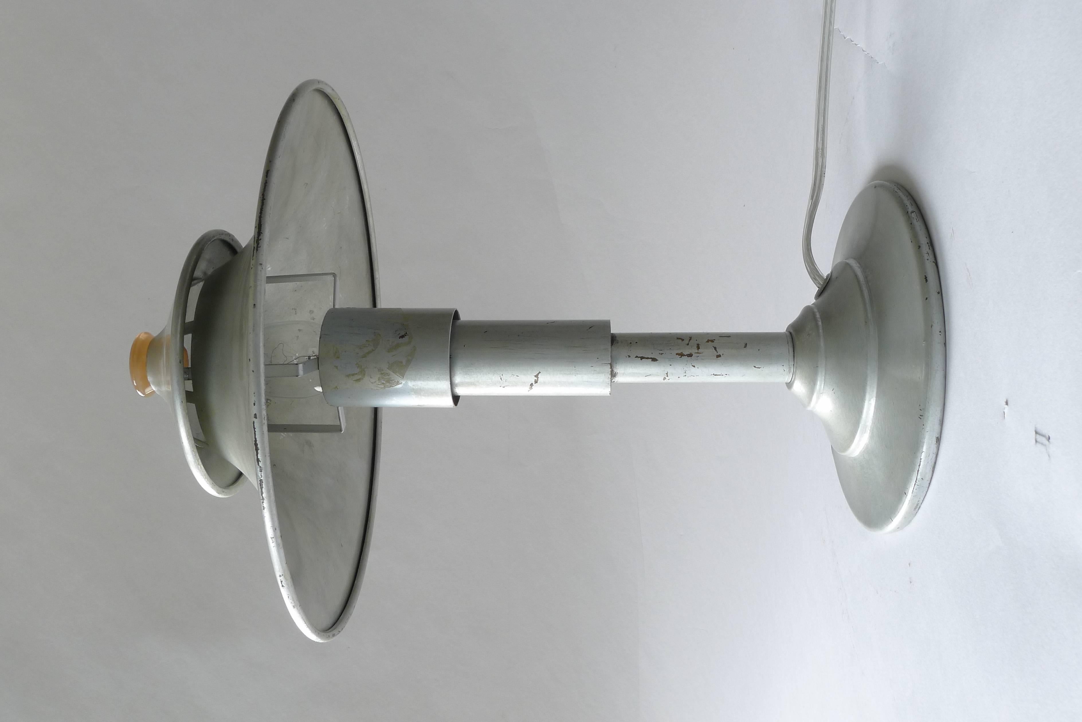 1930's Art Deco Iconic Walter Von Nessen Table Lamp (Messing) im Angebot