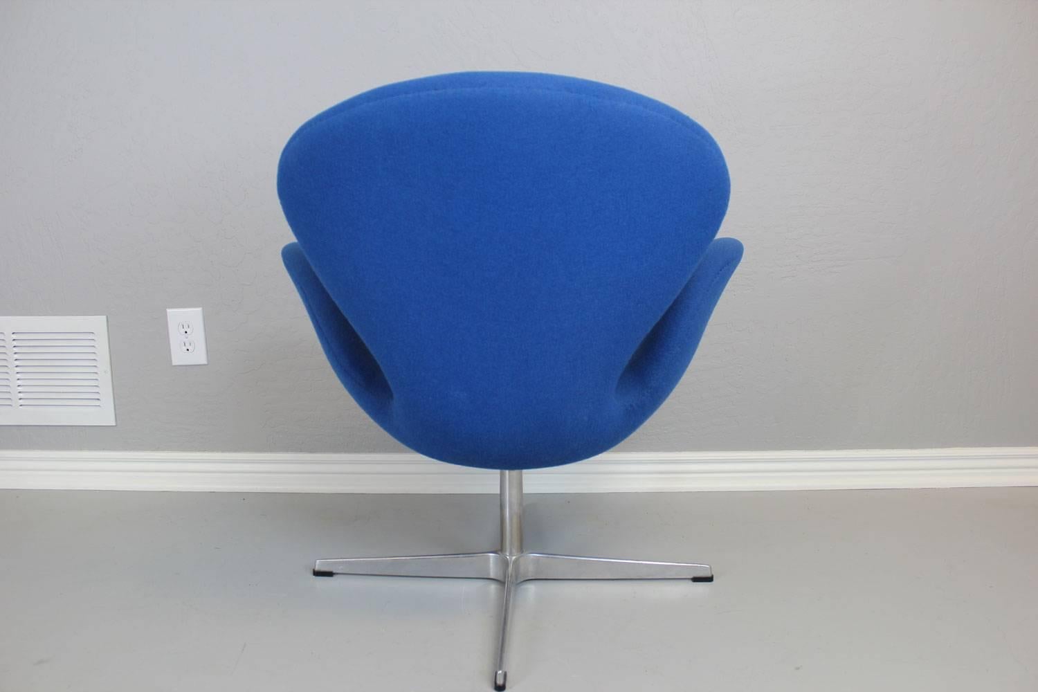 Mid-Century Modern Arne Jacobsen Swan Chair by Fritz Hansen