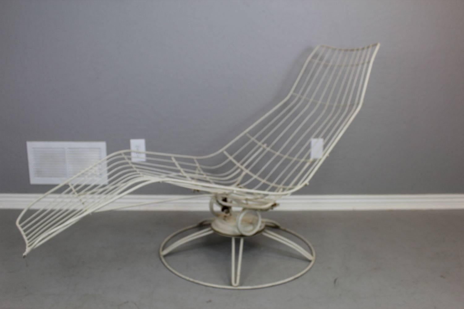 Made by Homecrest in the 1960s, this Banana swivel lounge chair has the HC mark and is in great structural shape. It has the Classic Homecrest springs that are in Fine shape and an adjustable tension base.
