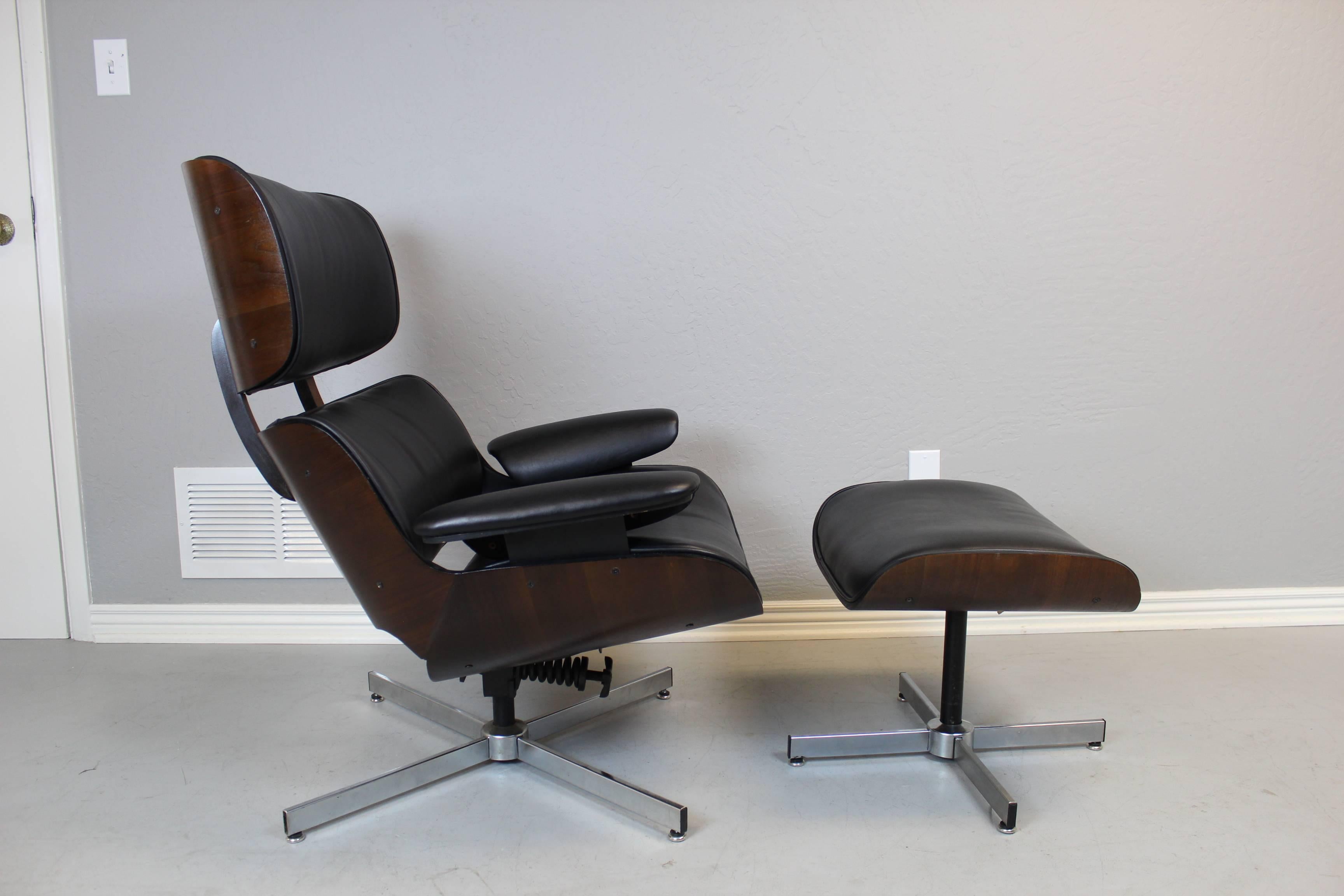 George Mulhauser for plycraft black leather lounge chair and ottoman, walnut wrap with chrome-plated steel base, circa 1970s. Professionally restored. 

Chair dimensions: 32